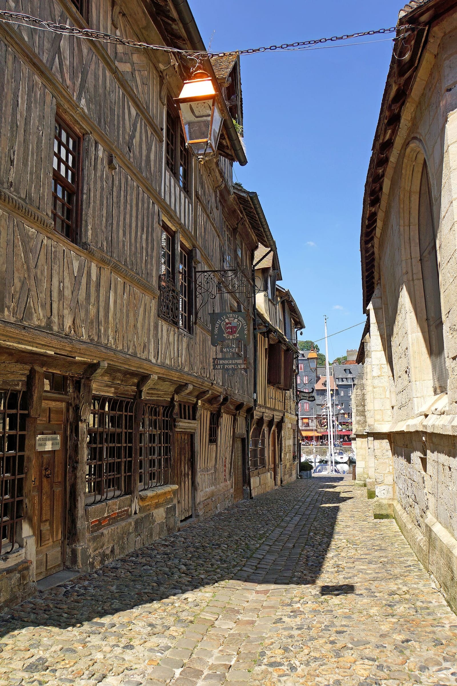 rue de la Prison, con le case di legno a sbalzo del museo d'Etnografia e l'église Saint-Étienne a destra, a giugno