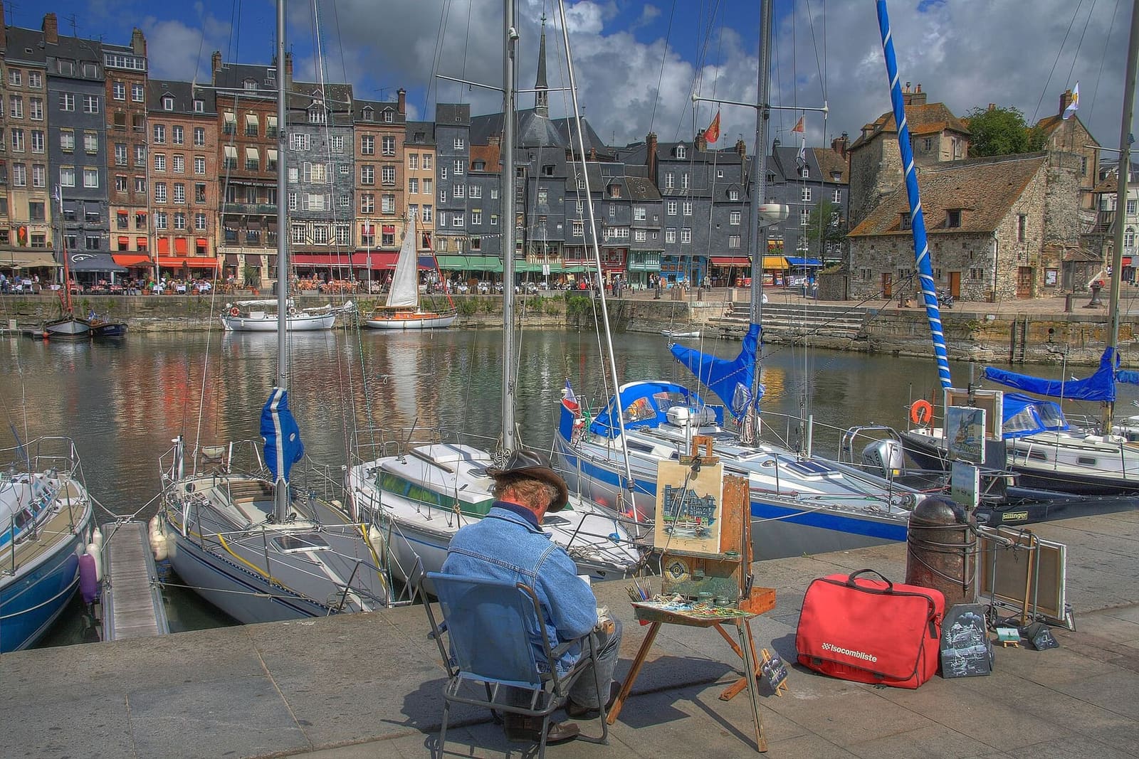 un pittore con il cavalletto sul bordo del Vieux Bassin, davanti al quai Sainte-Catherine e alla Lieutenance
