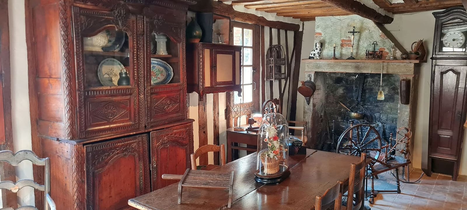 una sala del museo d'Etnografia e d'Arte popolare normanna, con il camino e i mobili di una casa di una volta, ad agosto