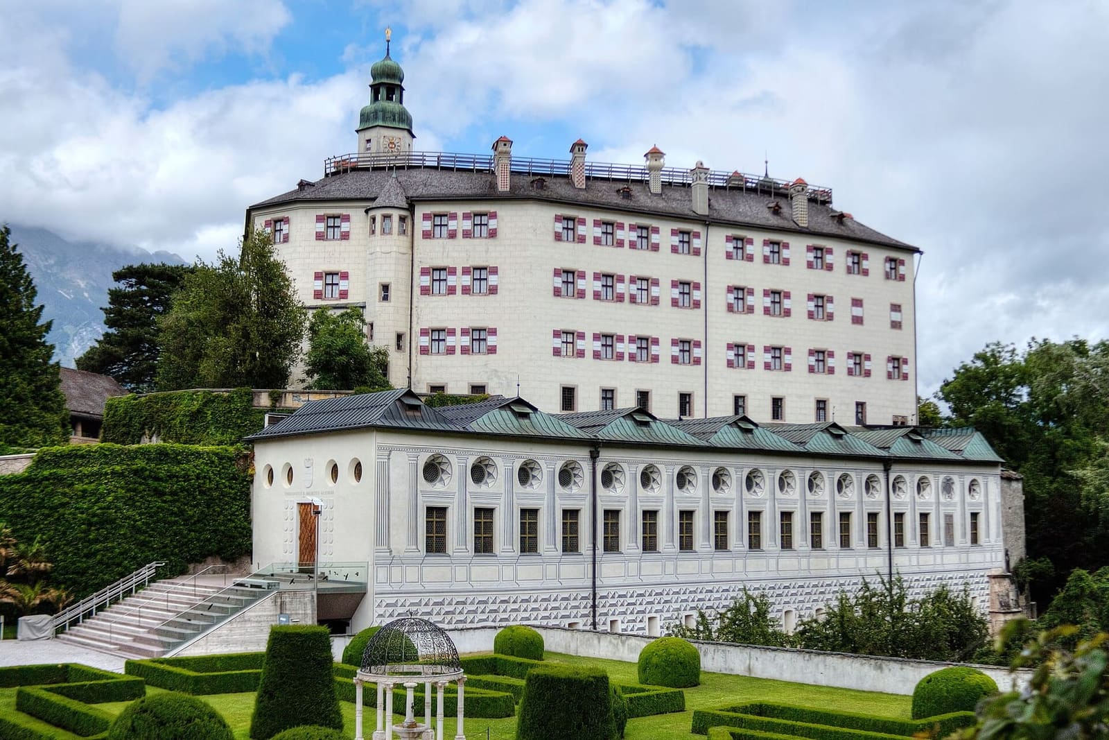 il castello di Ambras, con il castello basso e il giardino davanti