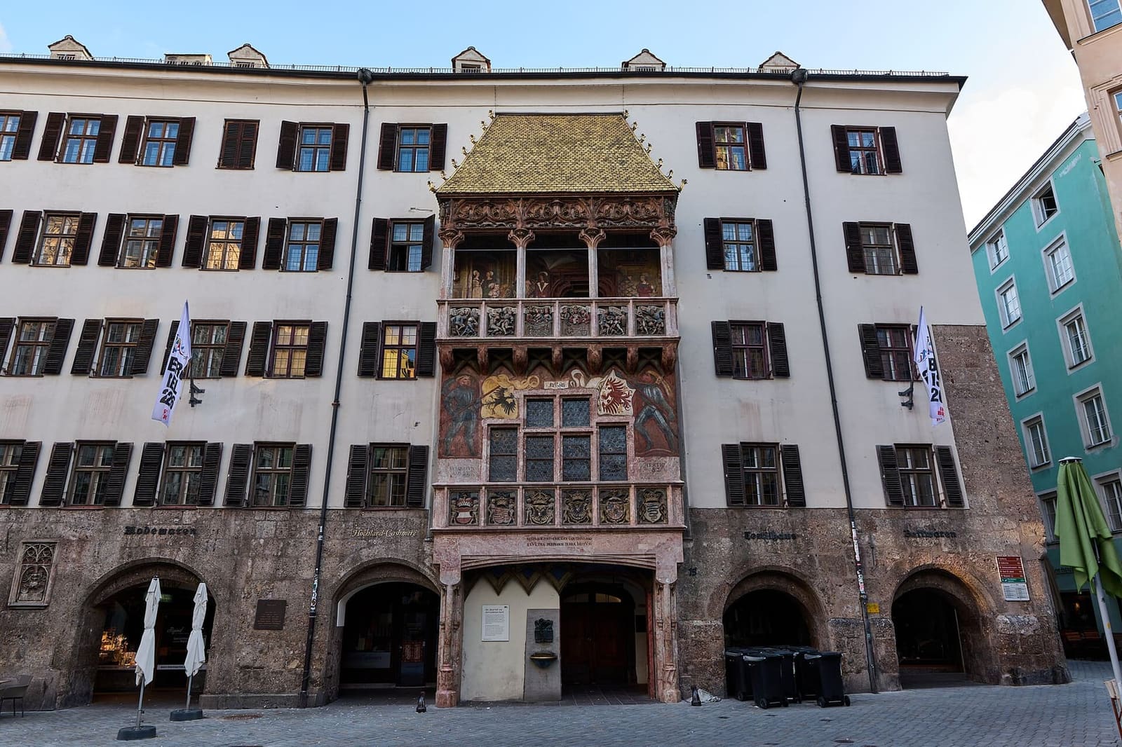 il Tettuccio d'Oro sulla facciata del palazzo di Massimiliano