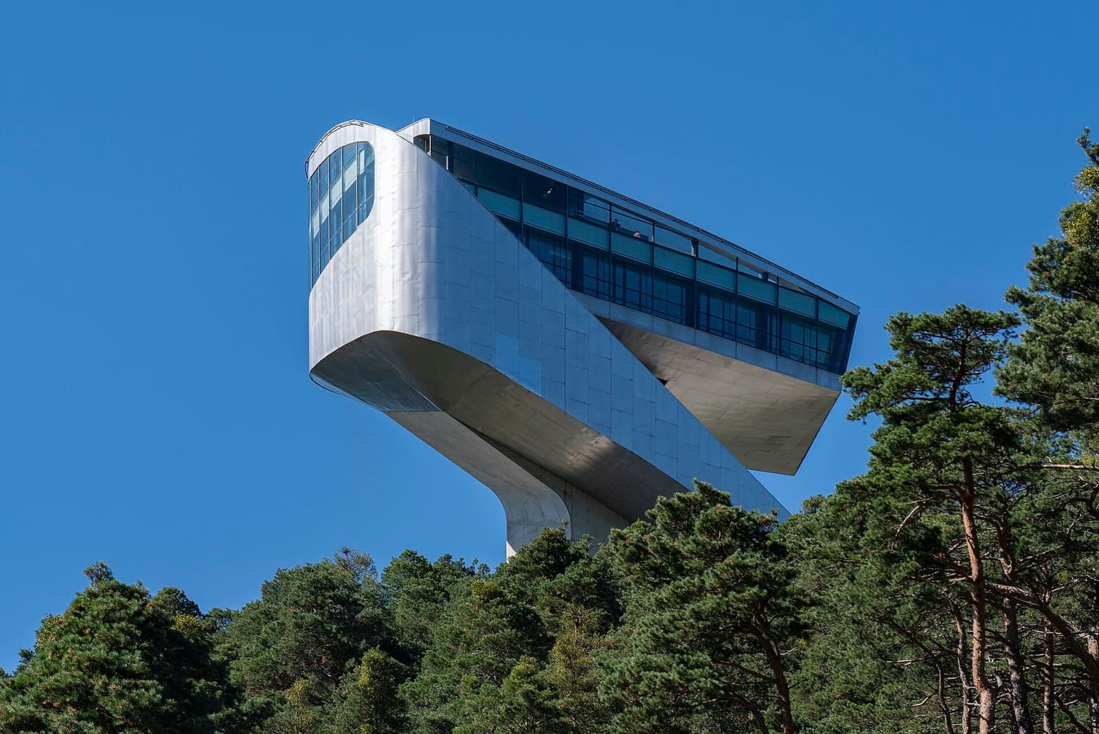 la torre del trampolino del Bergisel, disegnata da Zaha Hadid