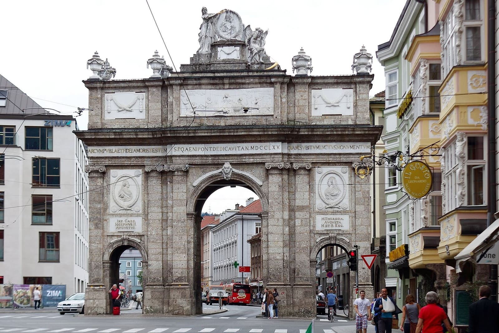 l'arco di trionfo in fondo alla Maria-Theresien-Straße