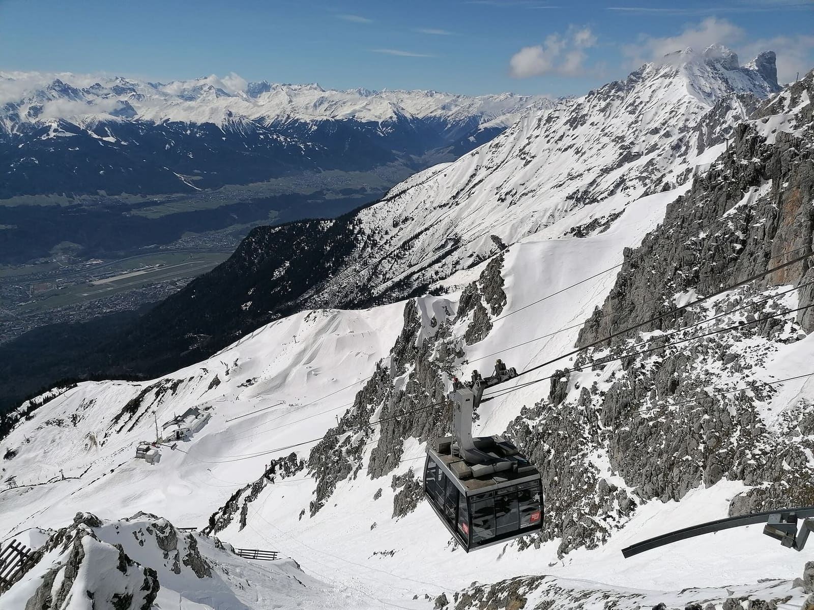 la cabina della funivia fra la Seegrube e l'Hafelekar, sopra la neve