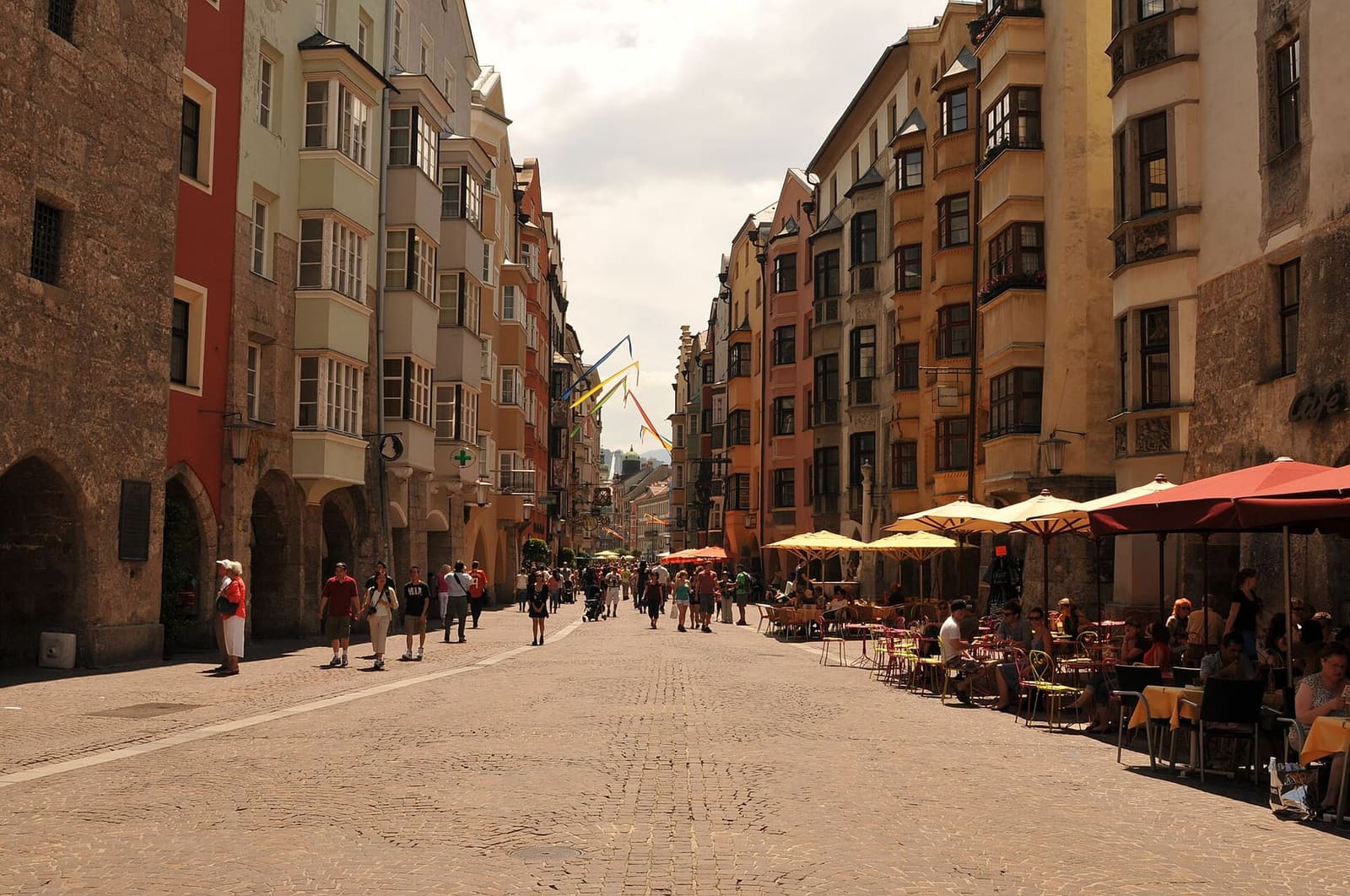 la Herzog-Friedrich-Straße, con i portici e i tavolini all'aperto