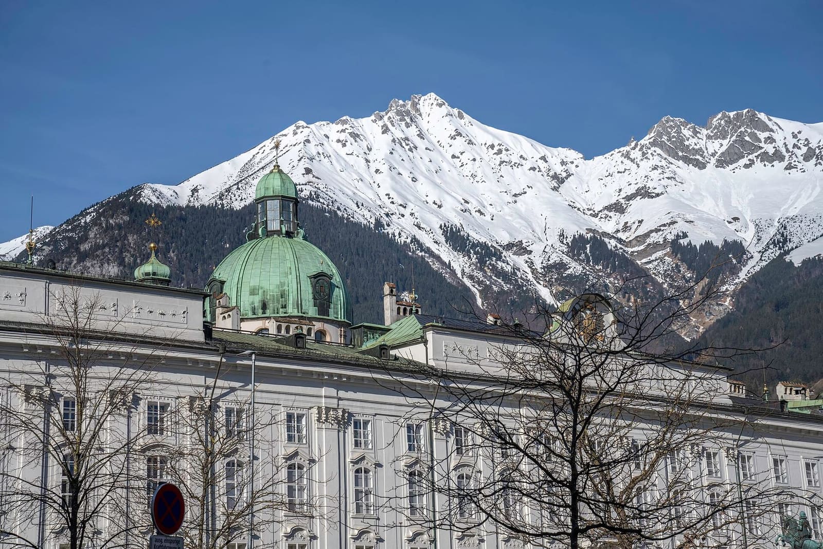 il tetto della Hofburg e la cupola verde, con la Nordkette innevata dietro