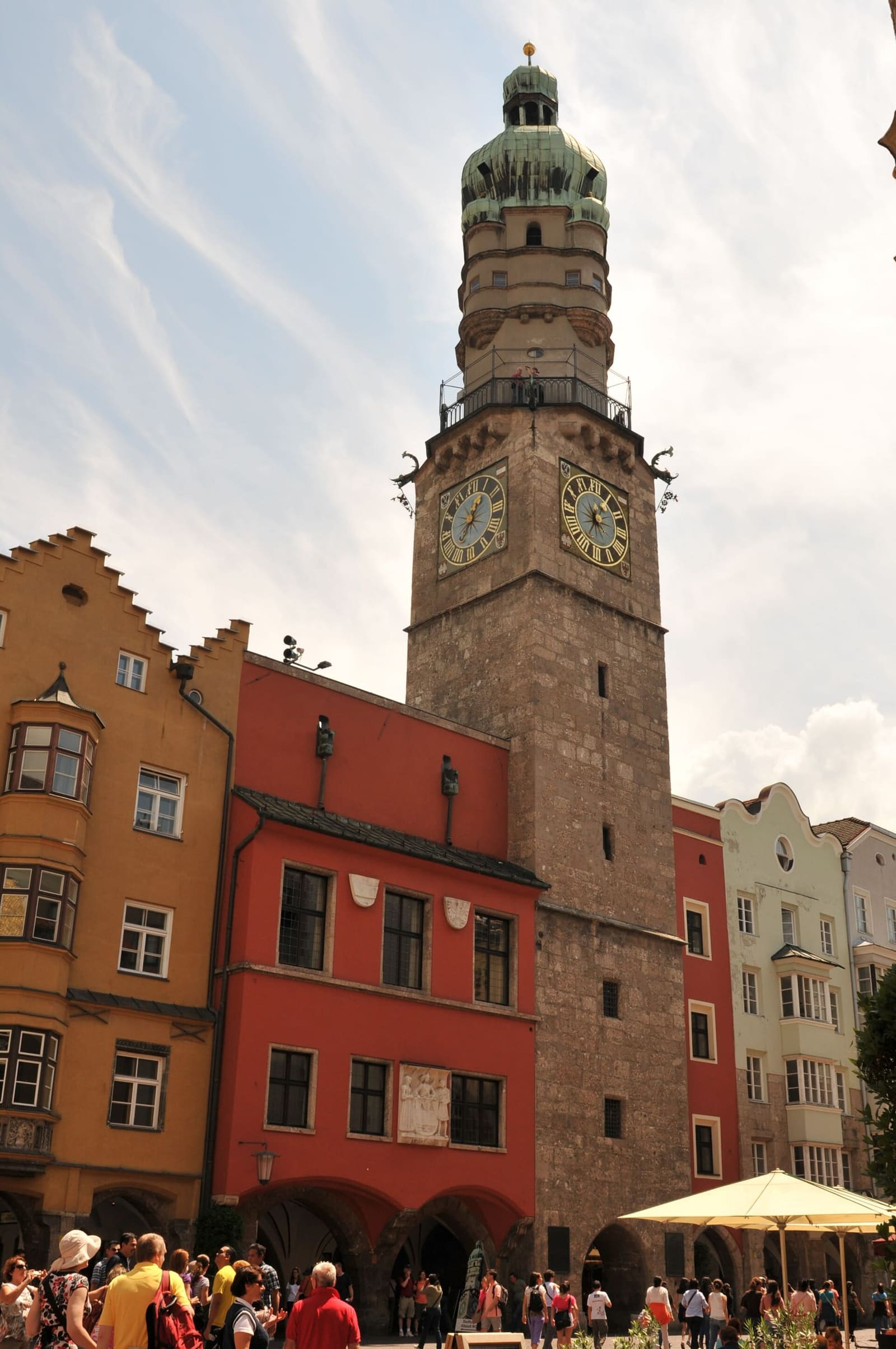la torre civica, con la cuspide del 1560, sopra le case della città vecchia