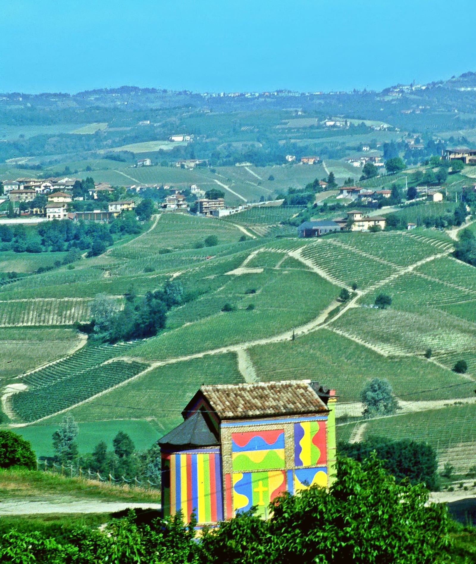 la Cappella del Barolo in mezzo al vigneto, con le colline delle Langhe dietro