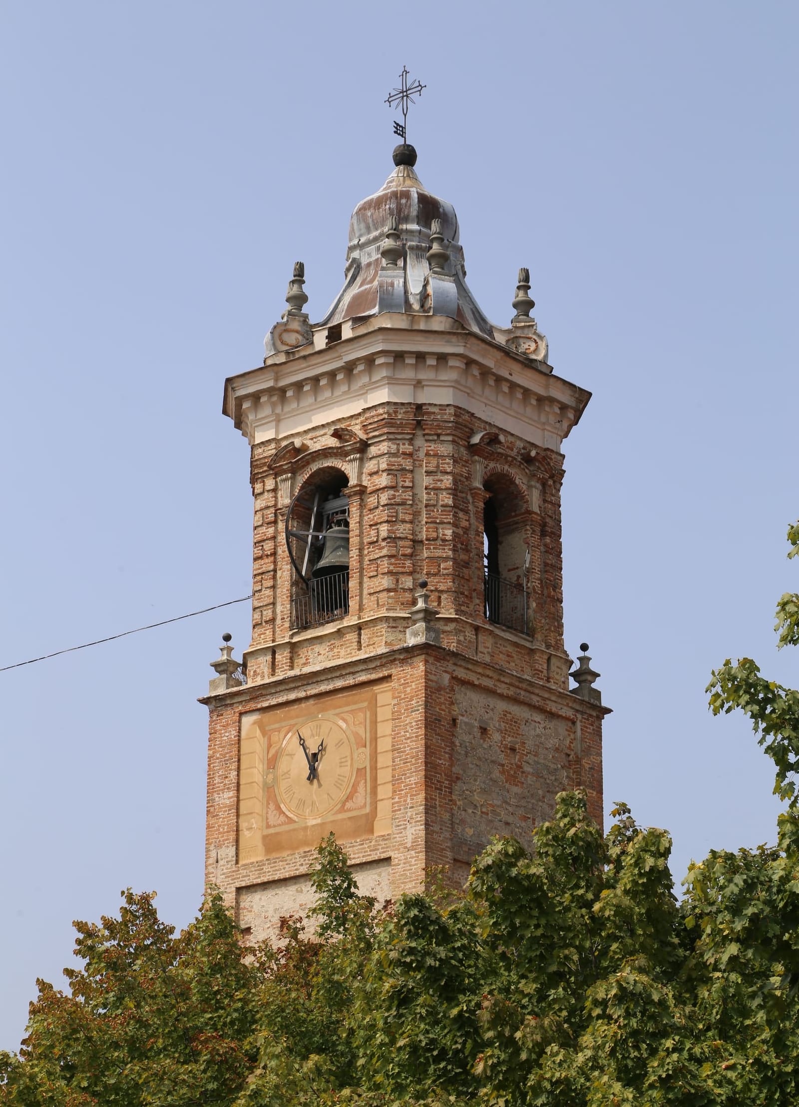 la cella barocca delle campane, con la cupoletta, sopra l'orologio della torre