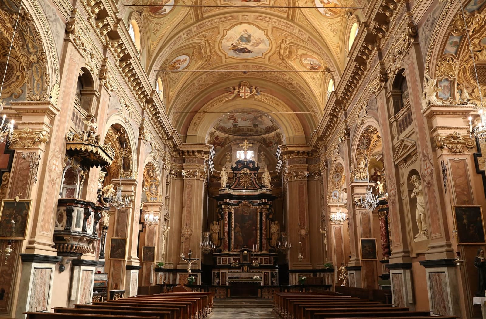 la navata di San Martino, con la volta dipinta e l'altare maggiore in fondo