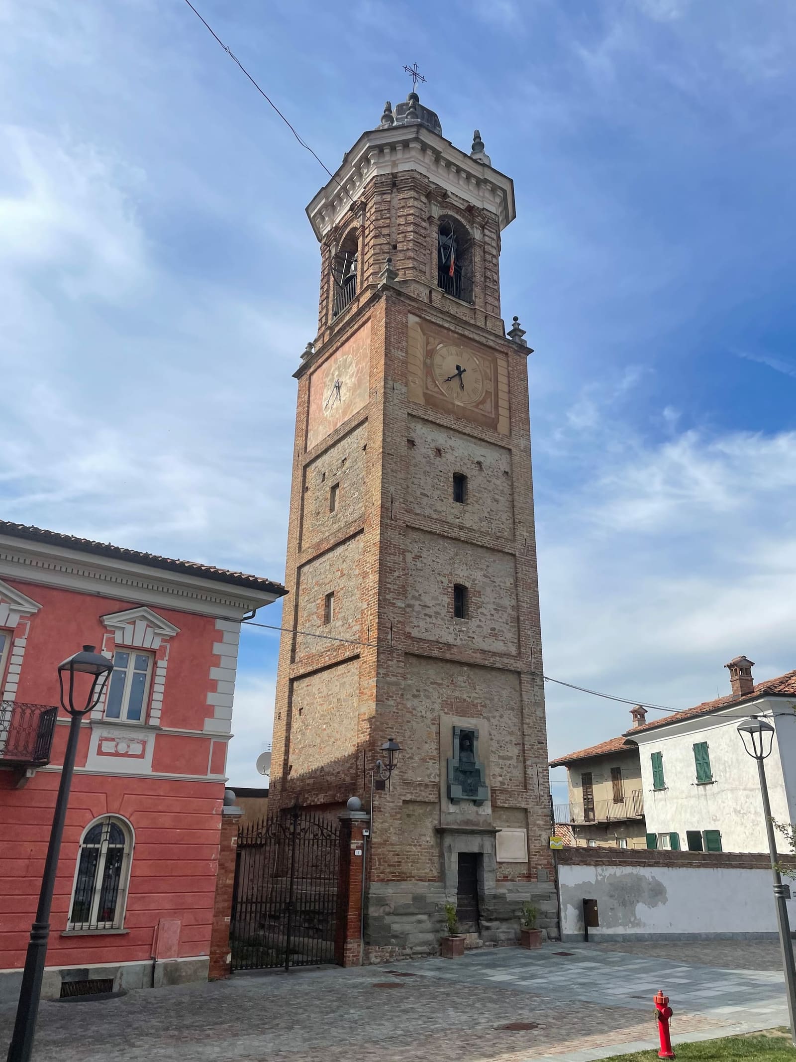 la torre campanaria di mattoni, con l'orologio e la cella delle campane in cima