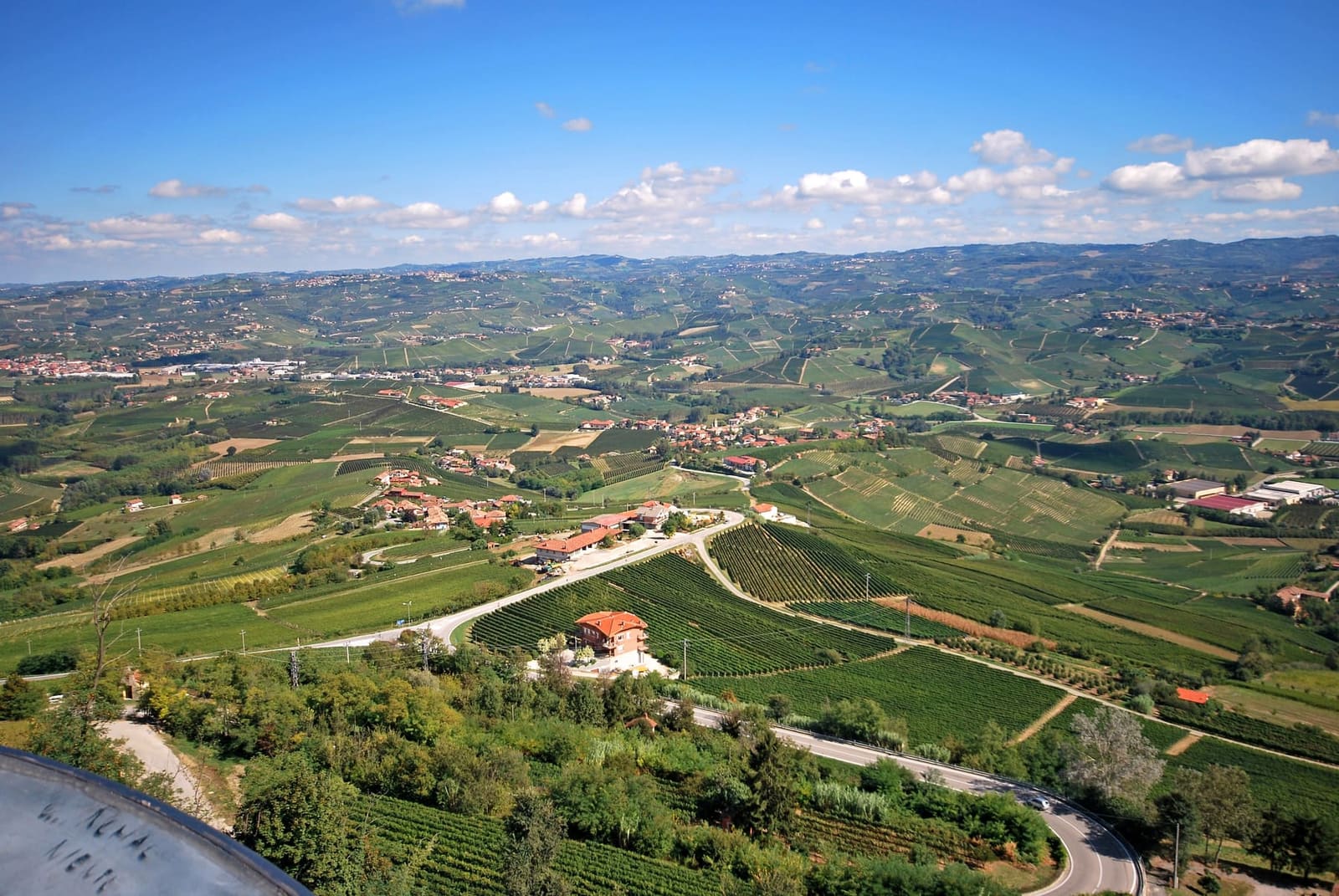 la valle sotto il belvedere, con la strada che scende a tornanti fra le vigne
