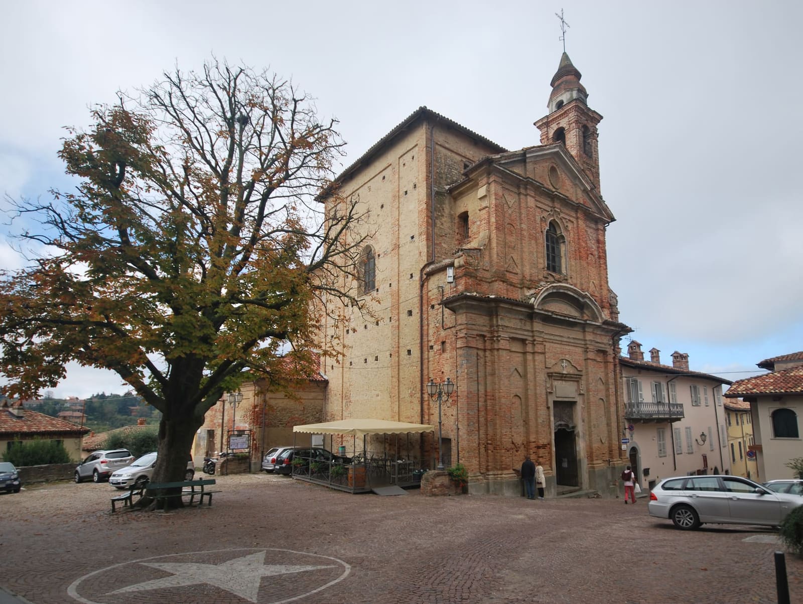 la chiesa di San Rocco sulla piazzetta, con il campanile e il grande albero davanti