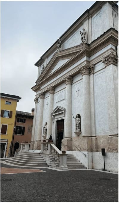 la facciata a colonne di una chiesa del centro storico, con le statue nelle nicchie e la scalinata d'ingresso