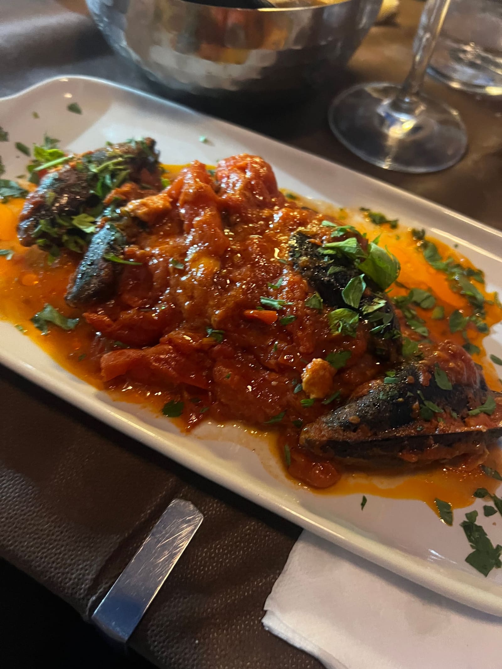 le cozze ripiene arrivate a tavola, nel loro sugo di pomodoro e prezzemolo