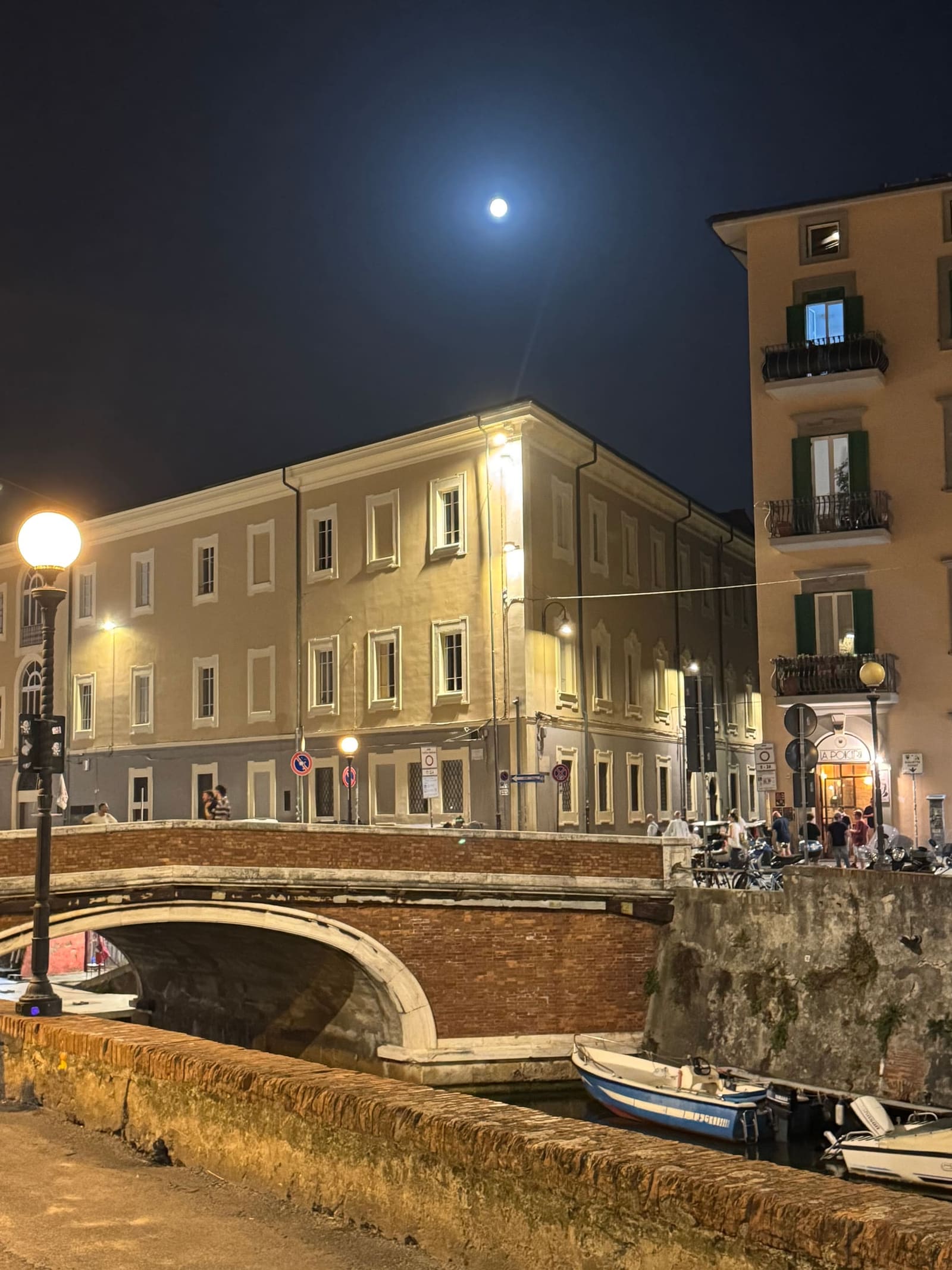la luna piena sopra il ponte di mattoni, all'ora in cui la Venezia si riempie