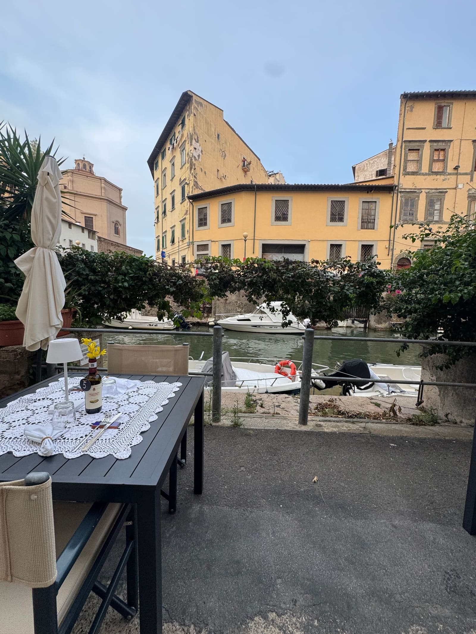 il tavolo apparecchiato sulla banchina del fosso, con la cupola di Santa Caterina in fondo