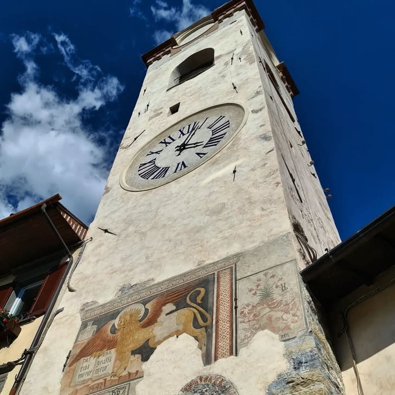 la Torre Civica vista dal basso, con l'orologio e l'affresco del Leone di San Marco