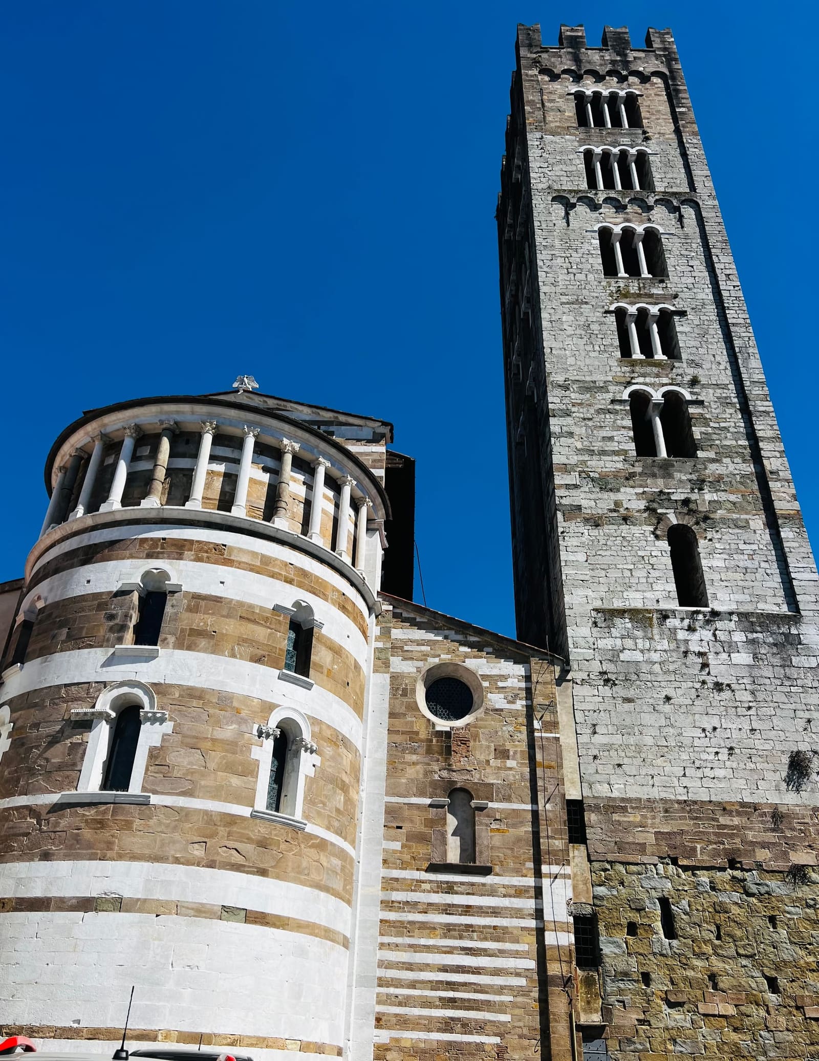 l'abside e il campanile merlato di San Frediano, da piazza del Collegio