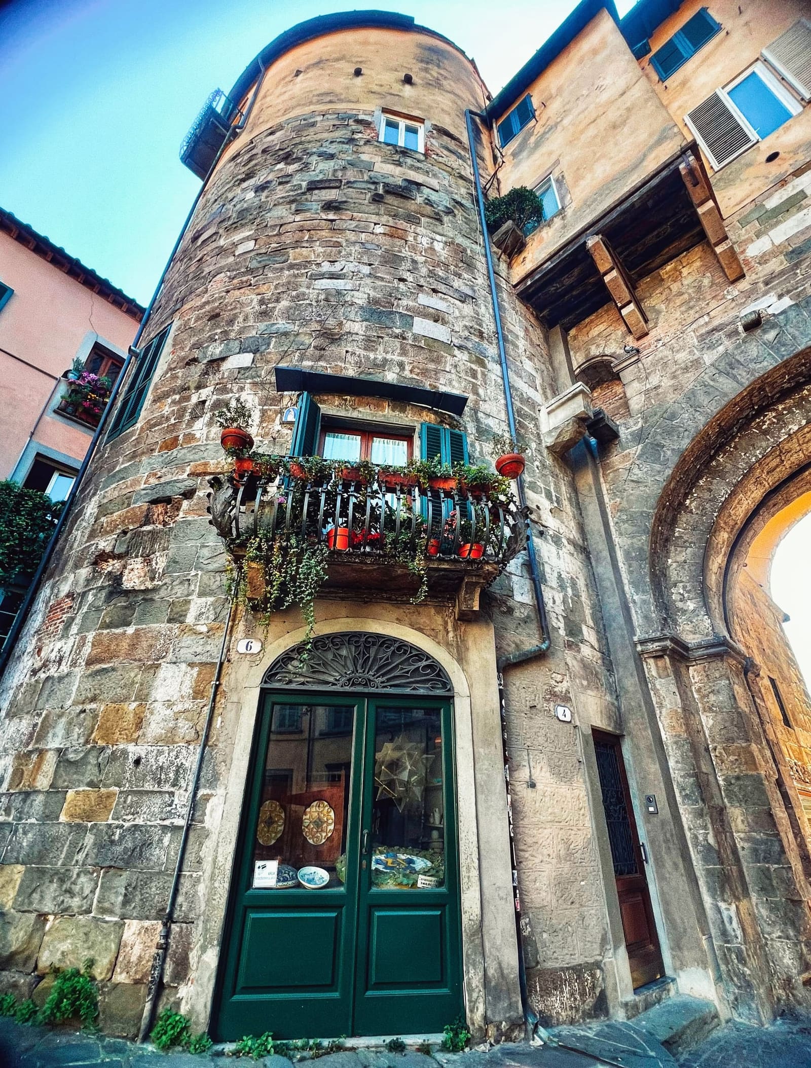 la Porta dei Borghi, una delle porte della cerchia medievale, con la casa torre rotonda accanto