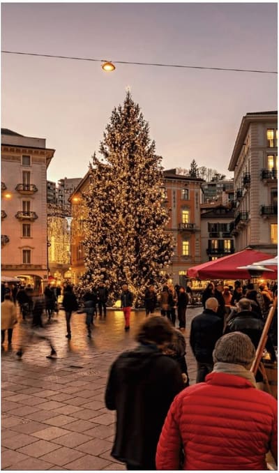 l'albero di Natale illuminato in Piazza della Riforma al tramonto, fra i palazzi e la gente