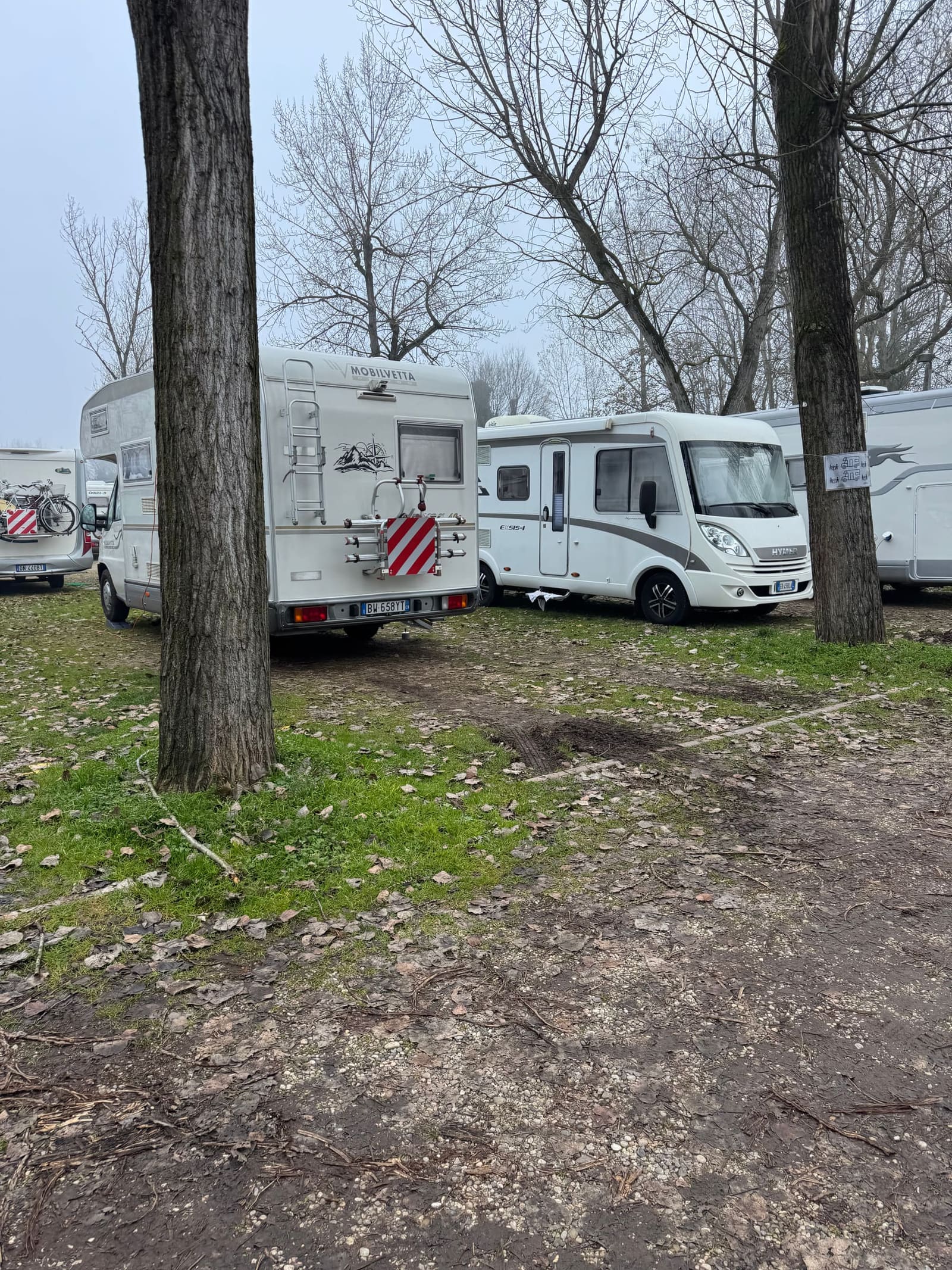 i camper sulle piazzole di prato e ghiaia dell'area attrezzata Sparafucile, fra i pioppi spogli