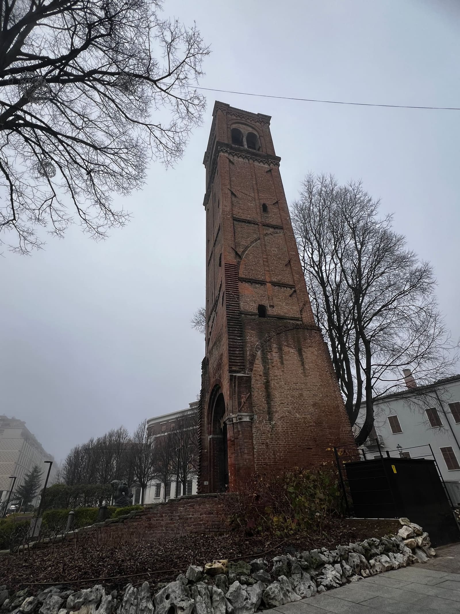 il campanile di San Domenico, quello che resta della chiesa, nei giardini che portano il suo nome