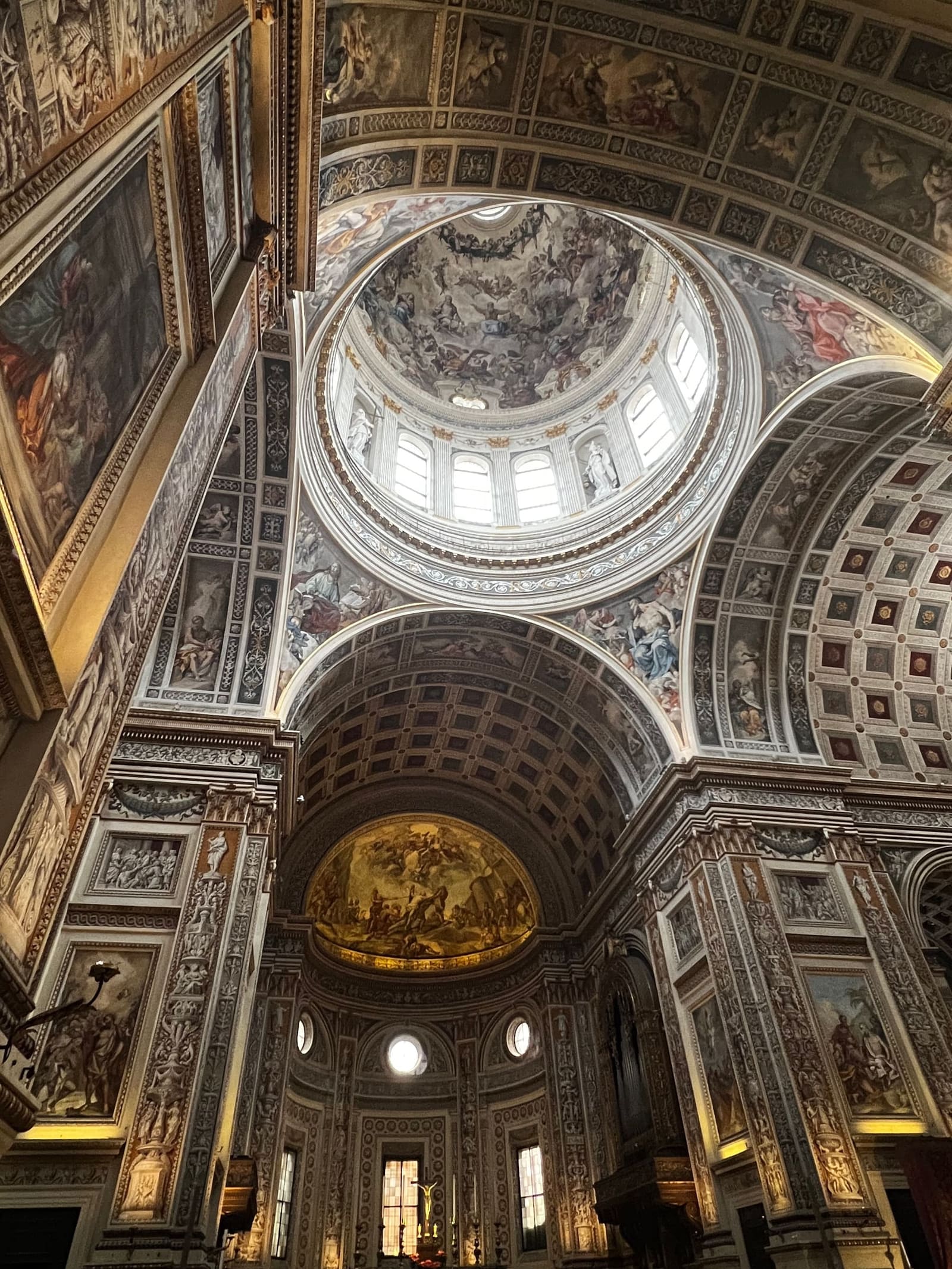 la cupola affrescata della basilica di Sant'Andrea, vista da dove la navata incrocia il transetto