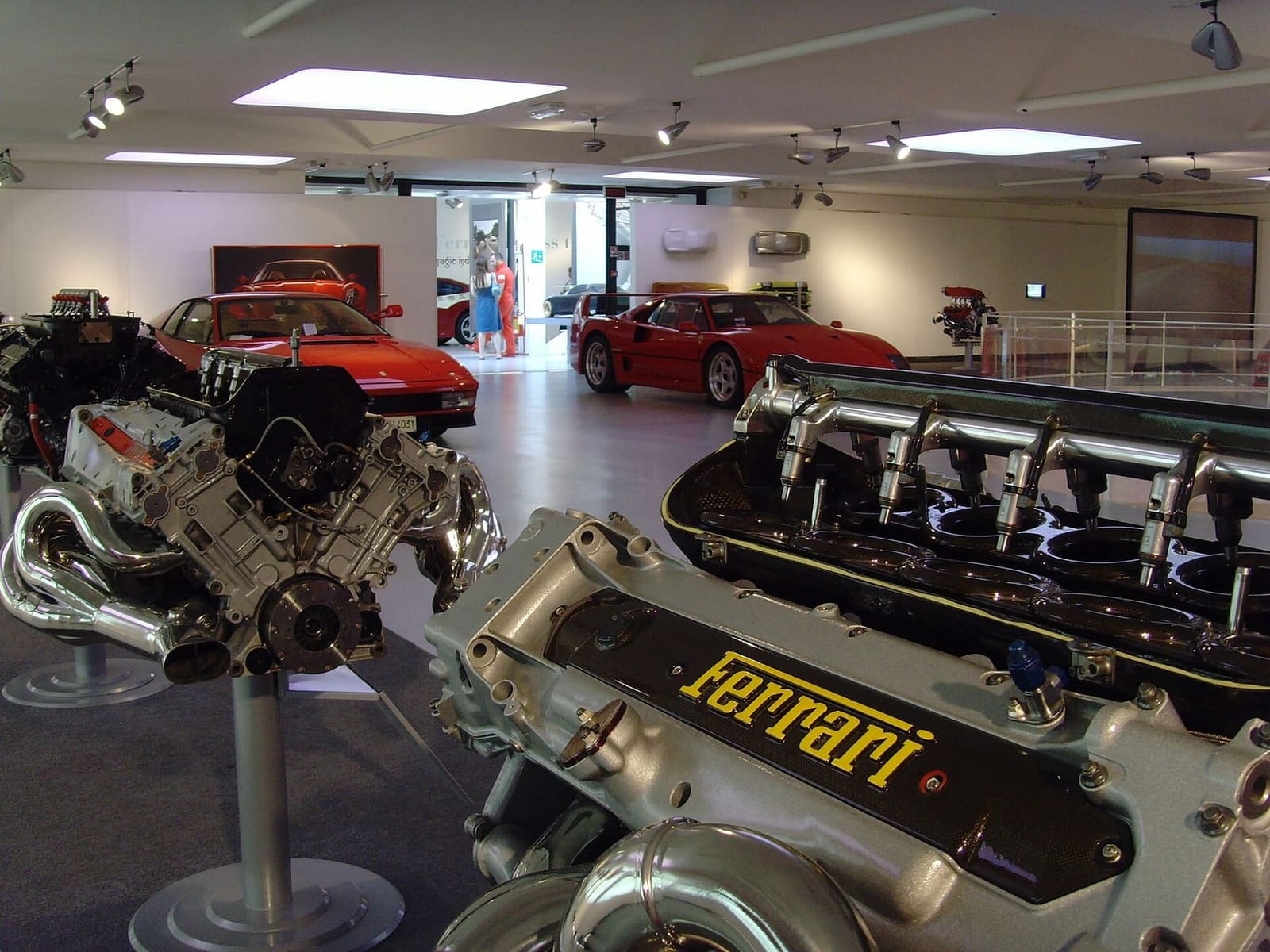 i motori con la scritta Ferrari esposti fra le auto del Museo Ferrari di Maranello, nel 2008