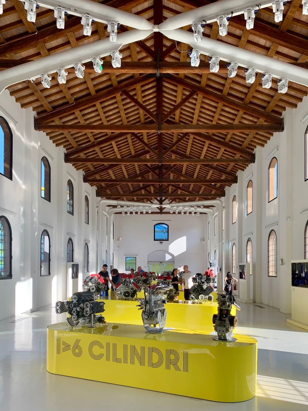 i motori esposti sotto le capriate di legno dell'officina di Alfredo Ferrari, a Modena nel 2019