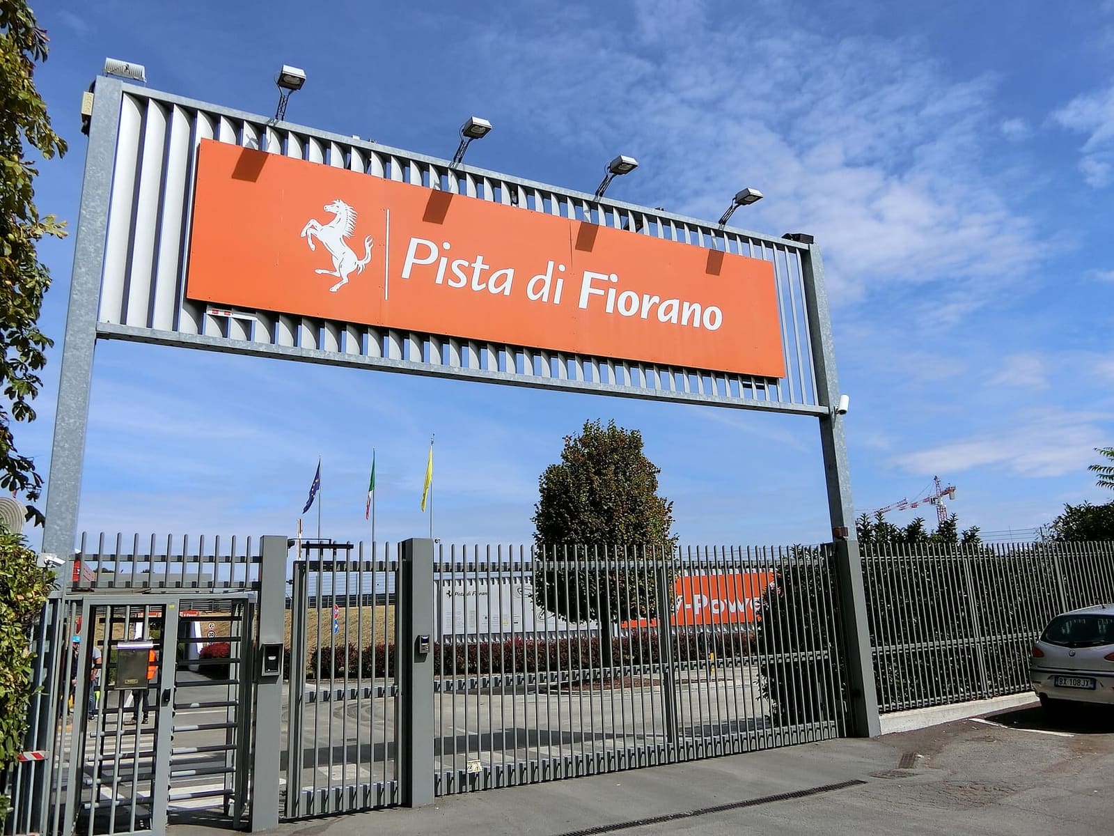 il cancello della pista di Fiorano, dove la Ferrari prova le sue auto, nel 2017
