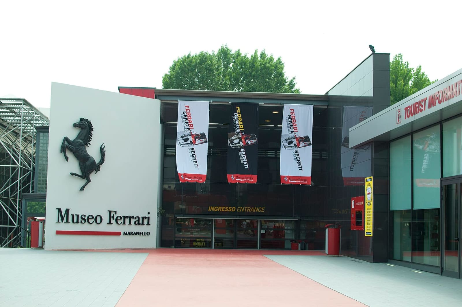 l'ingresso del Museo Ferrari di Maranello con il Cavallino, nel 2015