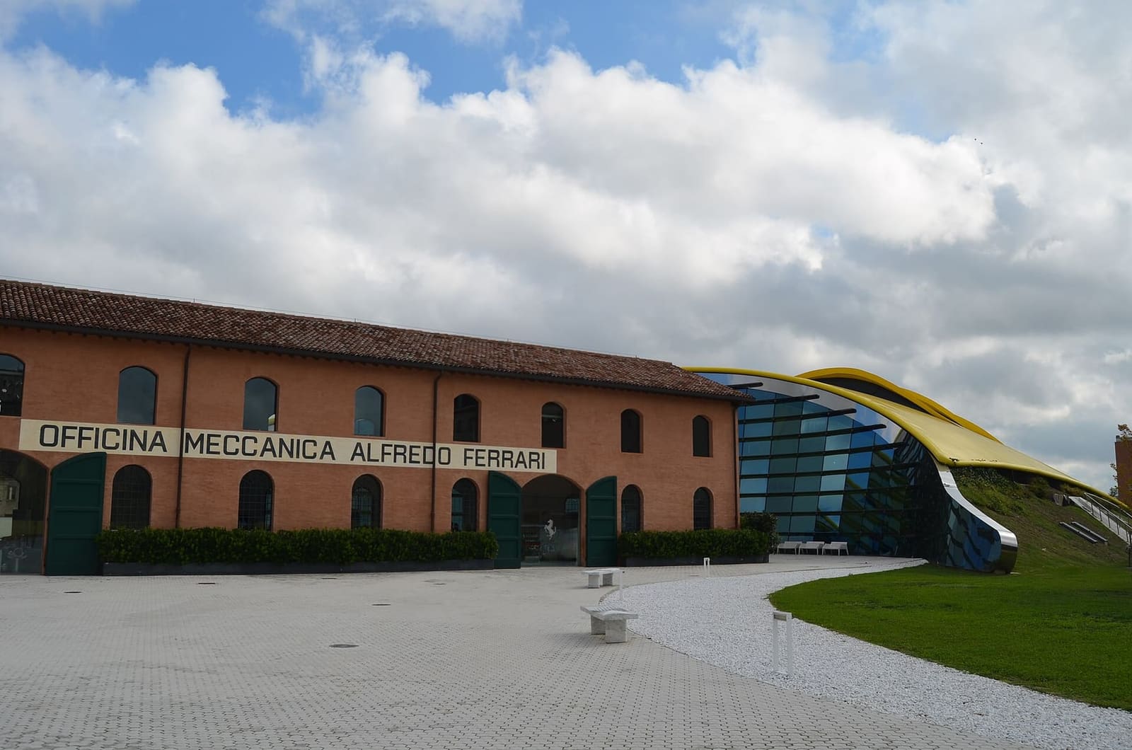 l'Officina Meccanica Alfredo Ferrari e il padiglione giallo del Museo Enzo Ferrari di Modena