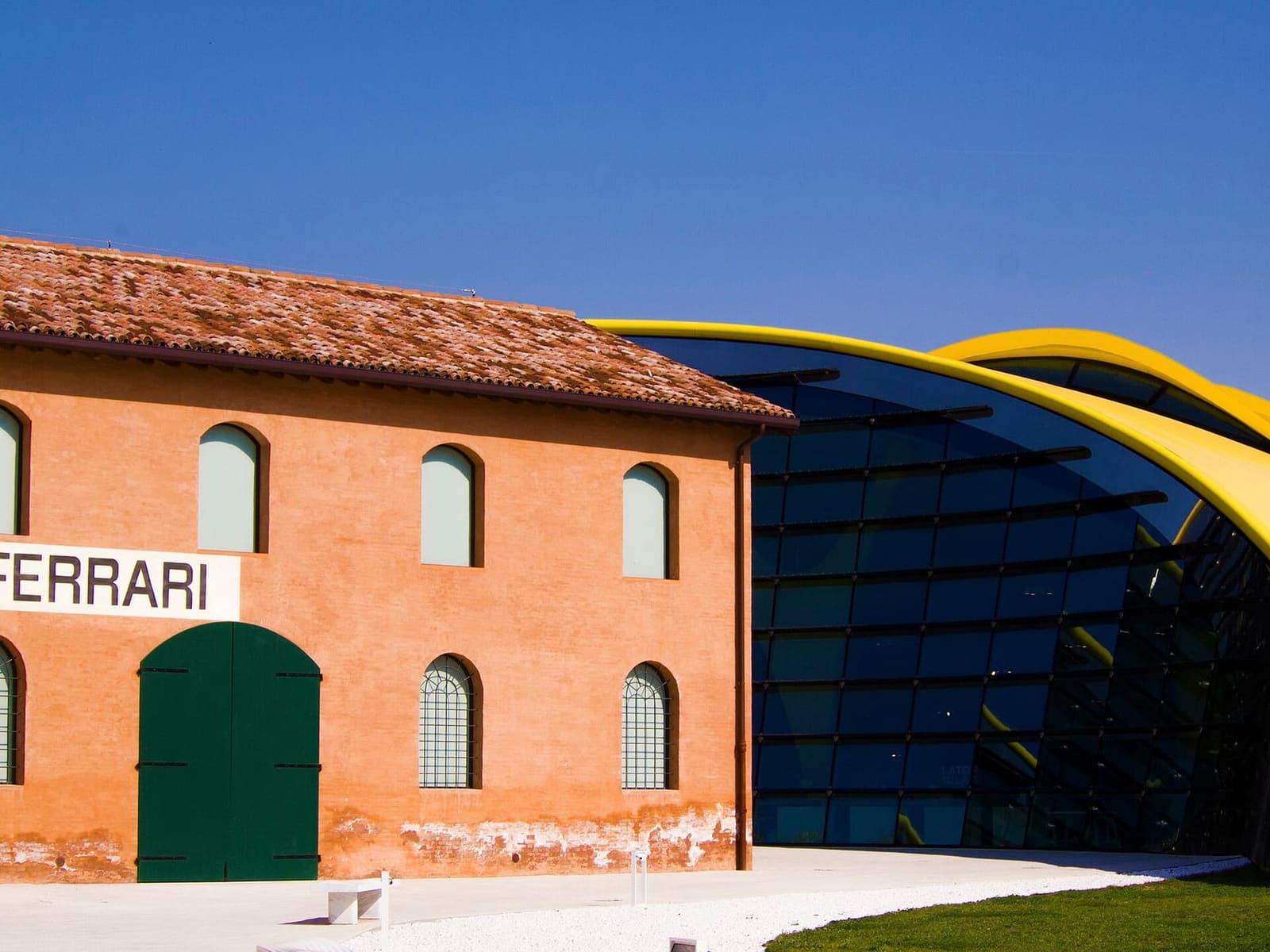 das Geburtshaus von Enzo Ferrari und der Pavillon mit dem gelben Dach des Museo Enzo Ferrari in Modena