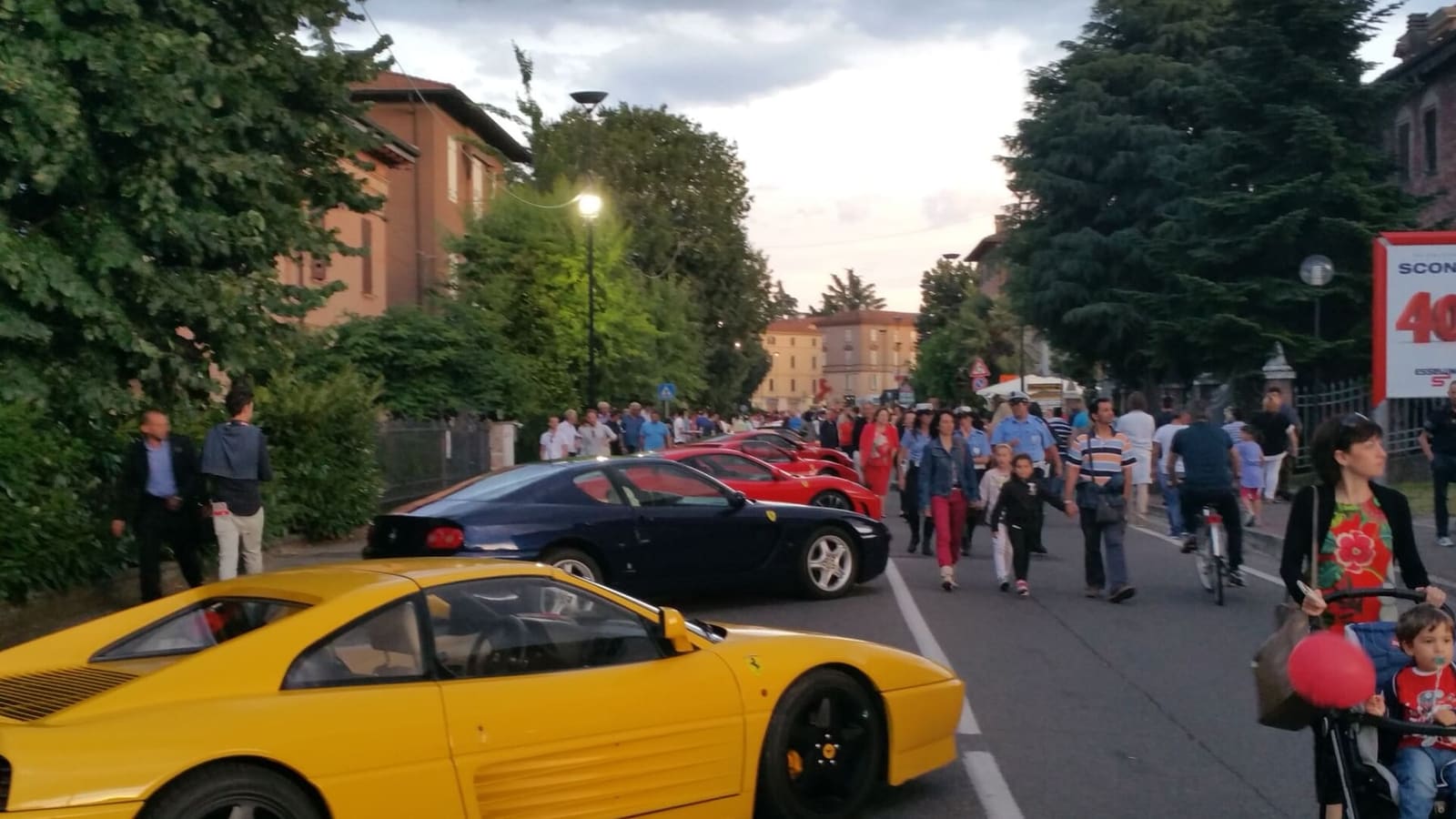 le Ferrari lungo una via affollata di Maranello la sera della Notte Rossa, nel 2016