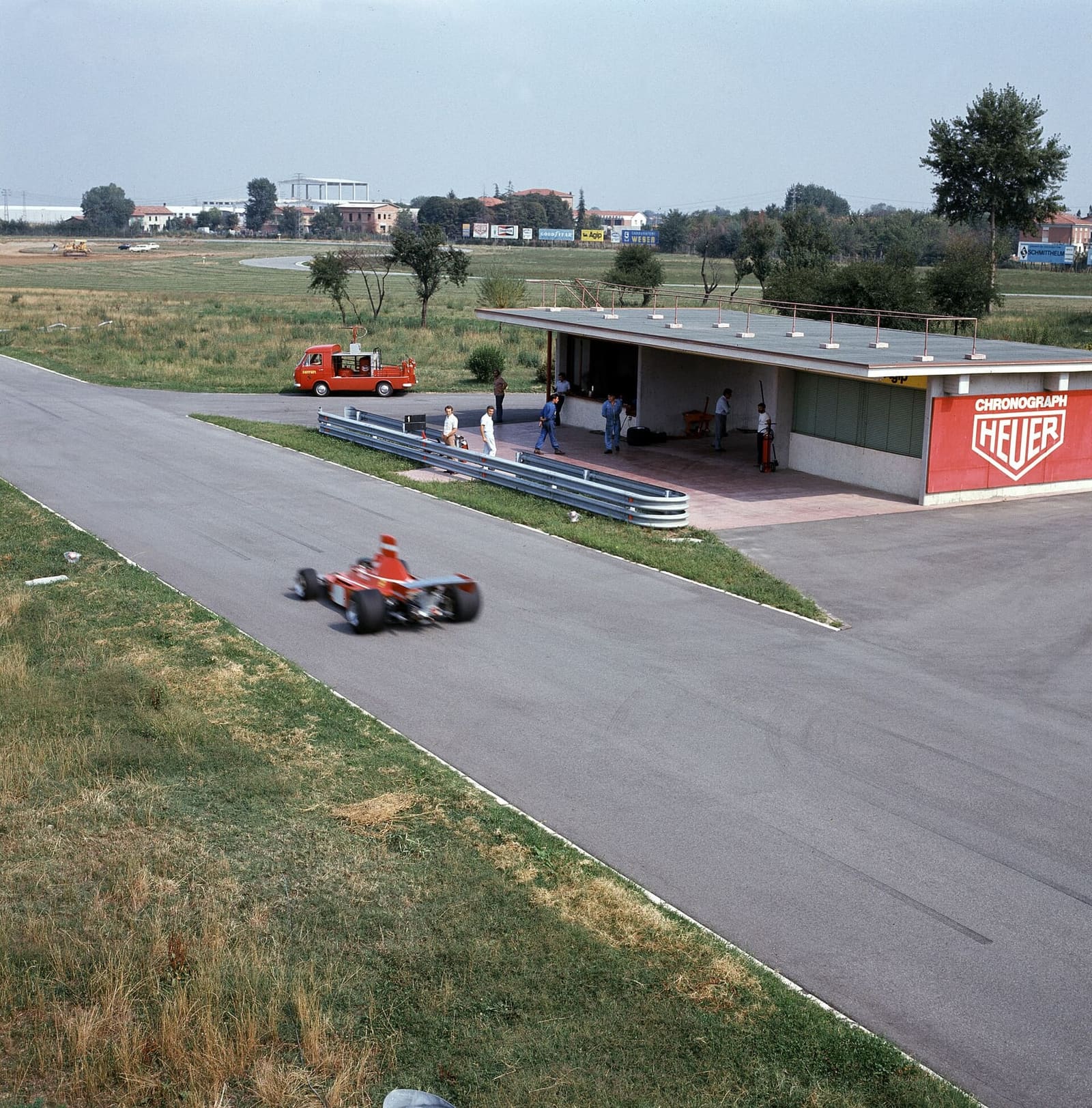 la Ferrari 312 B3-74 in prova sulla pista di Fiorano nel 1974, davanti ai box