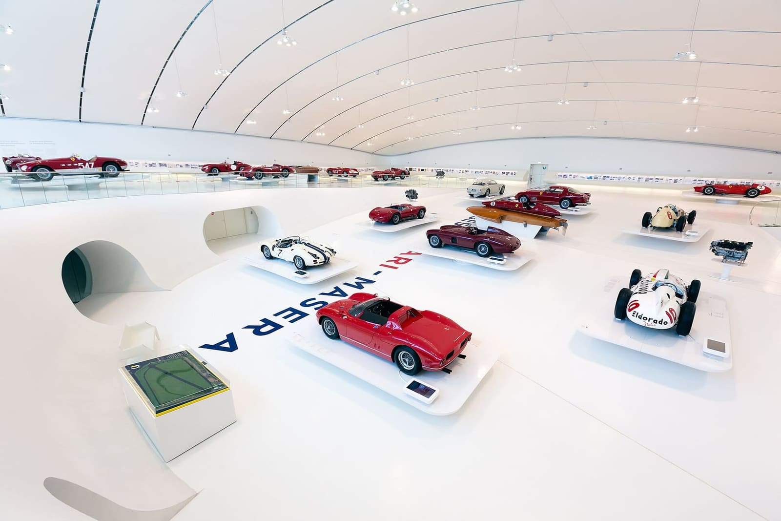 le auto da corsa in fila sotto la volta bianca del Museo Enzo Ferrari di Modena, nel 2013