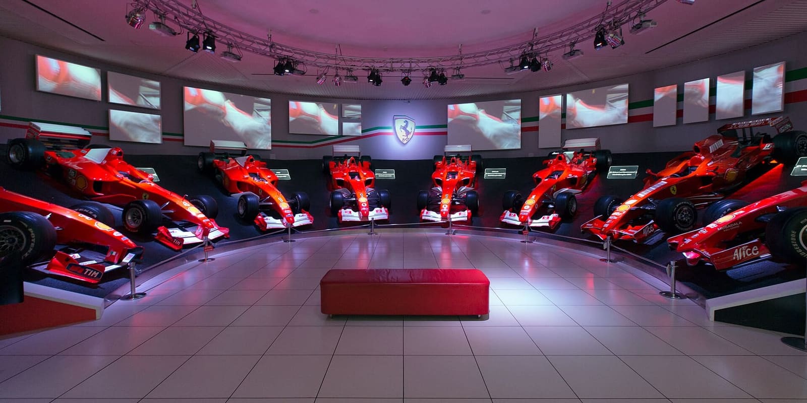 le Formula 1 che hanno vinto il mondiale, in cerchio in una sala del Museo Ferrari di Maranello nel 2013