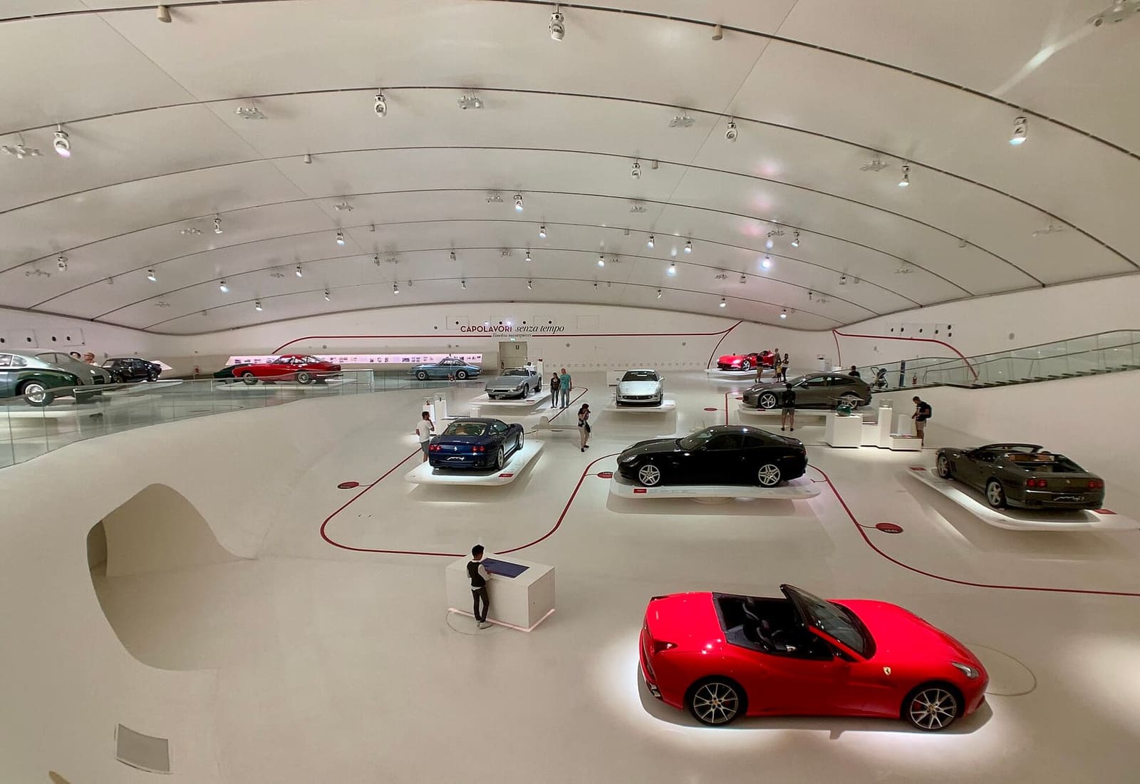 le granturismo sulle pedane bianche del padiglione del Museo Enzo Ferrari di Modena, nel 2019