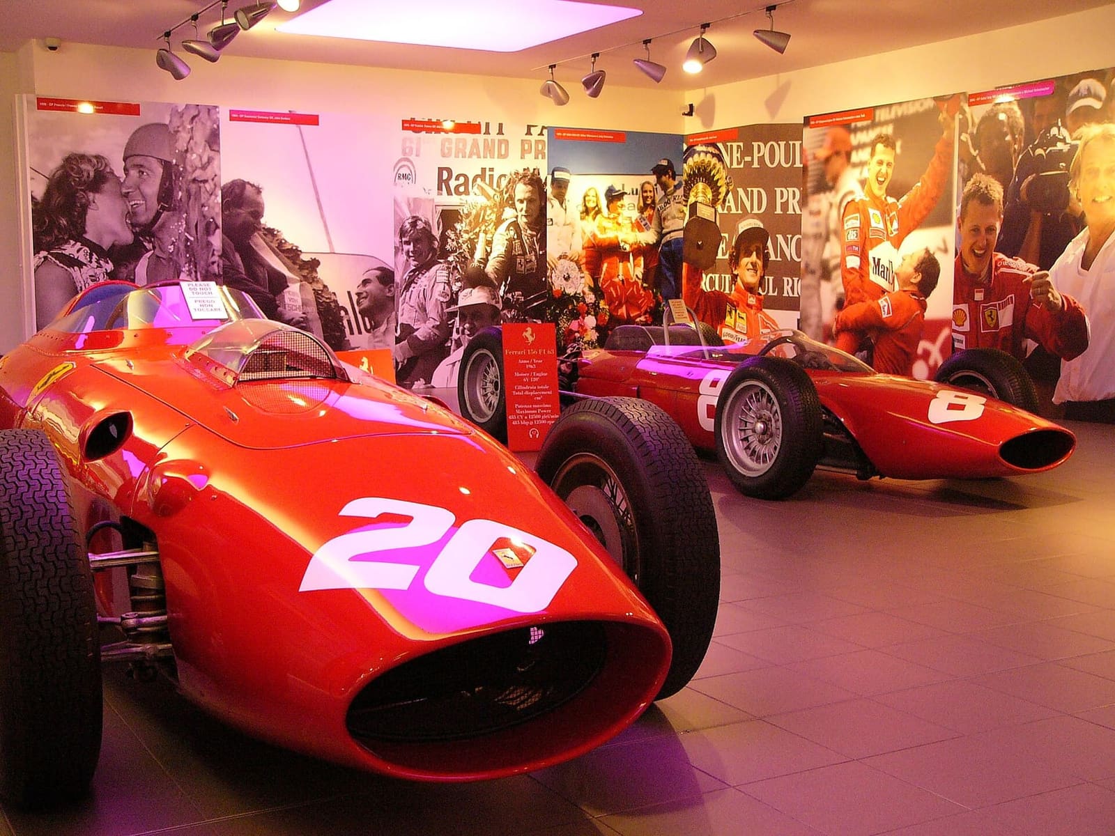 due monoposto di Formula 1 di una volta fra le fotografie delle corse, al Museo Ferrari di Maranello nel 2007