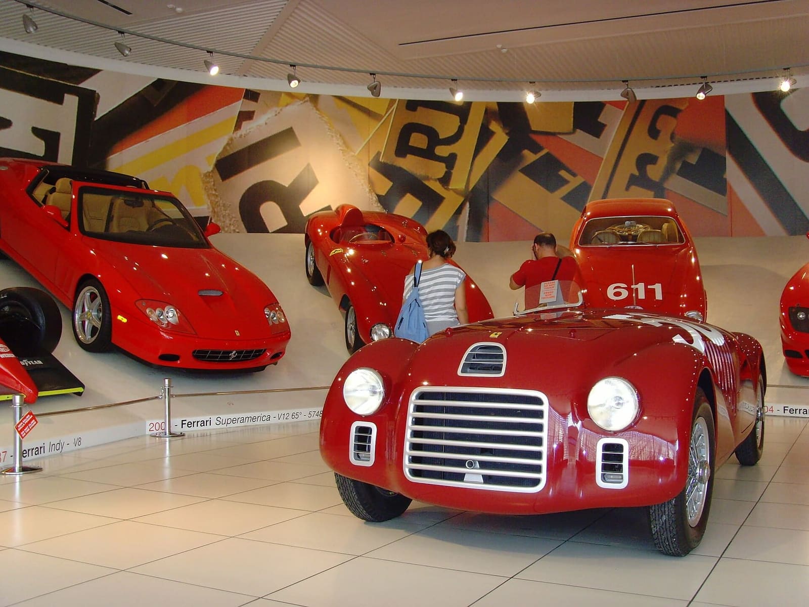 le stradali rosse in fila nel Museo Ferrari di Maranello, nel 2008