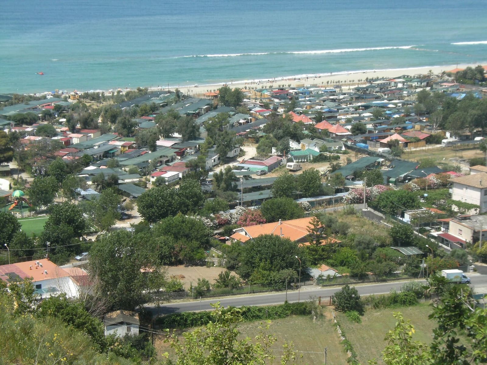 Marina di Ascea dall'alto, con la spiaggia lunga dietro le case