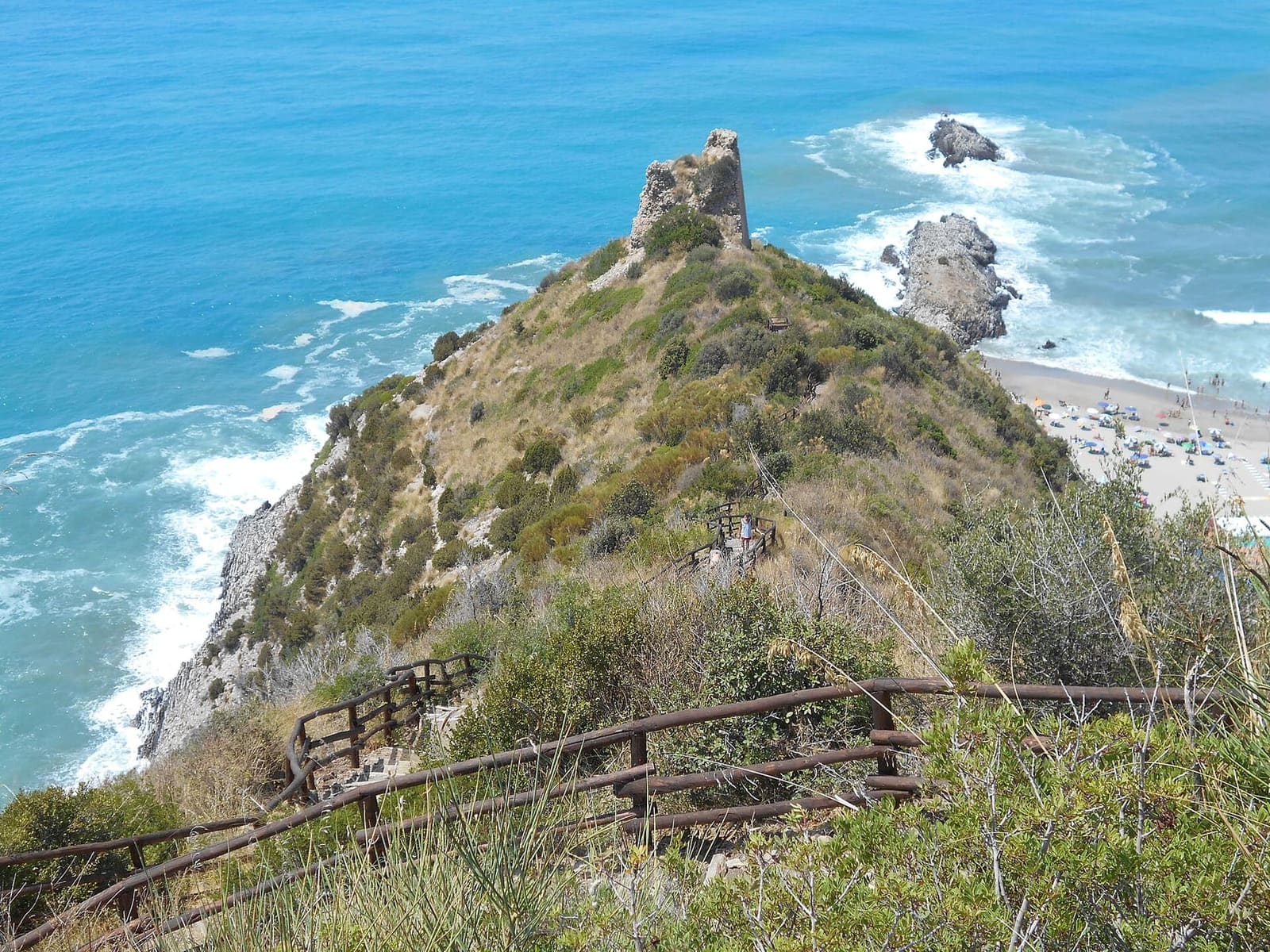la Torre del Telegrafo e la staccionata del Sentiero degli innamorati sopra il mare