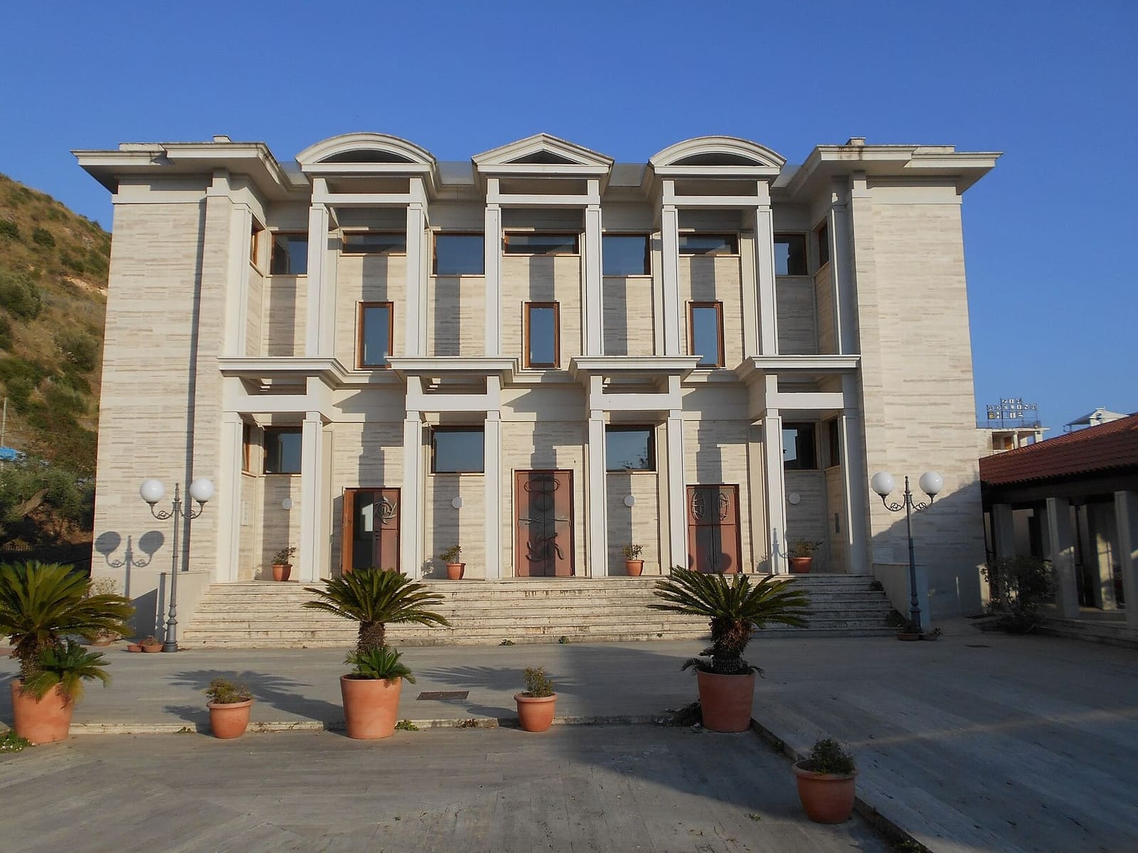il Cine-Teatro-Auditorium Parmenide di Paolo Portoghesi, con le colonne in facciata