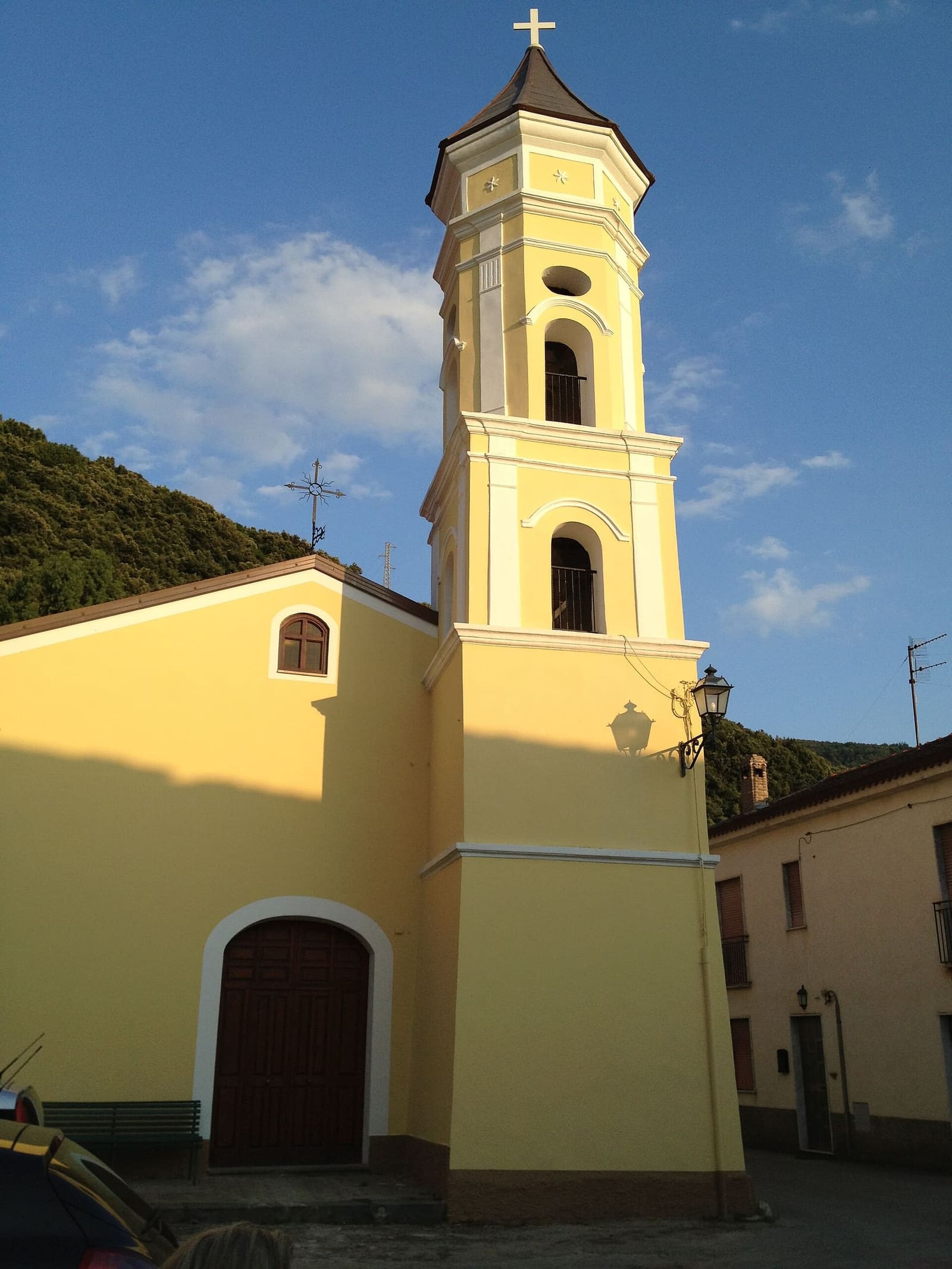 la chiesa gialla di Terradura con il campanile