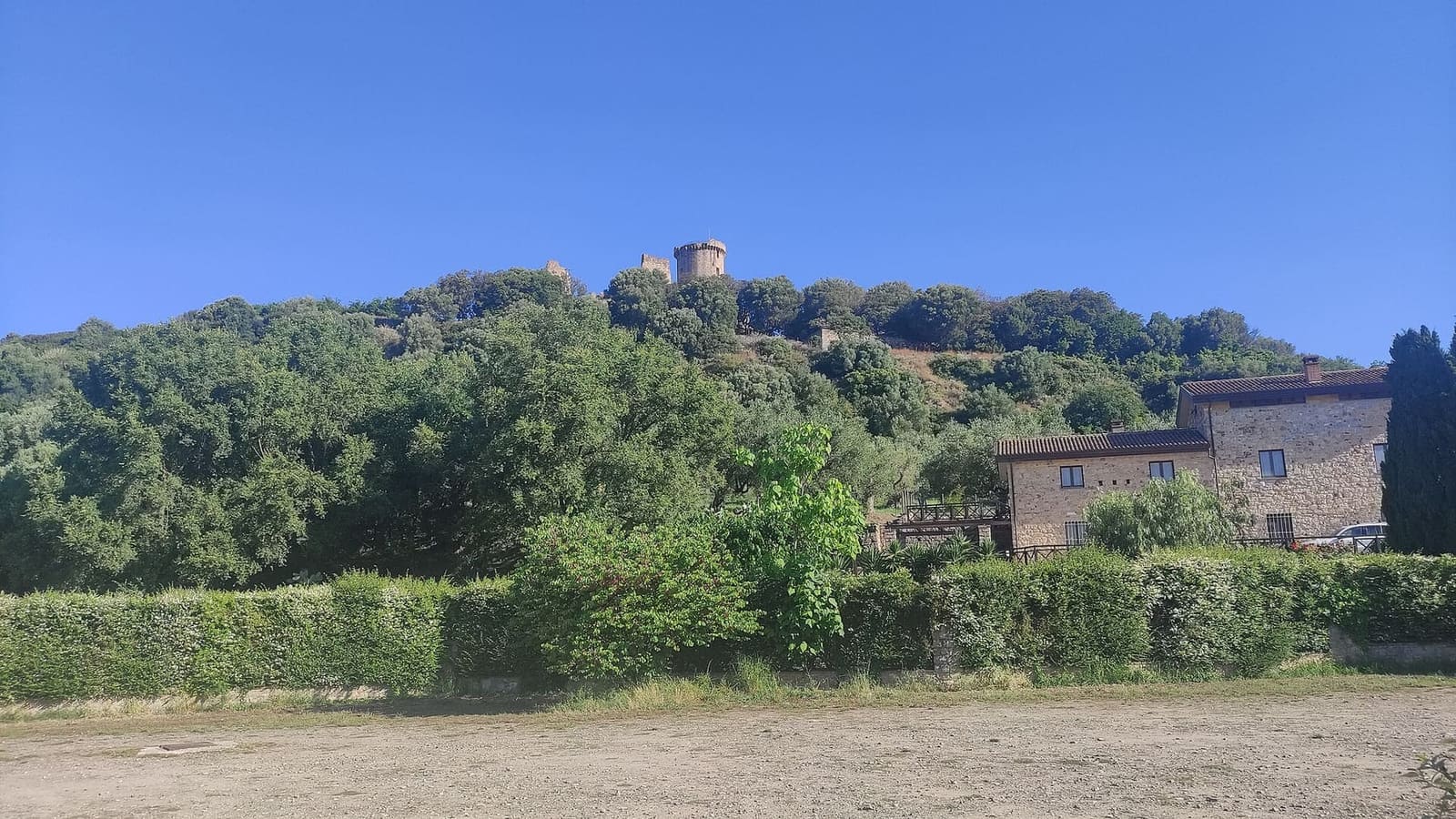 la collina dell'acropoli di Velia con la torre, vista dal basso