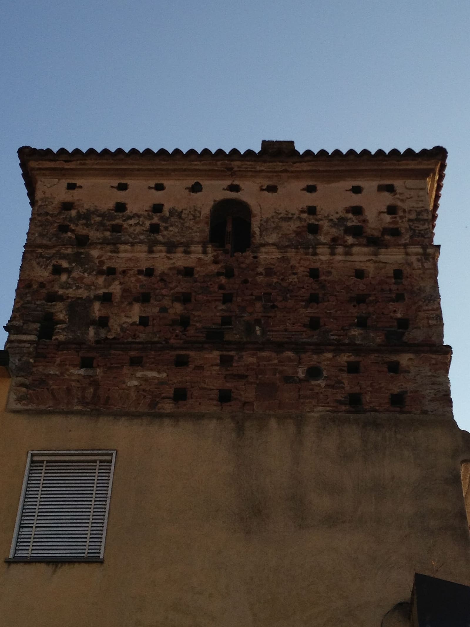 la torre colombaia di Terradura, con i buchi per i piccioni