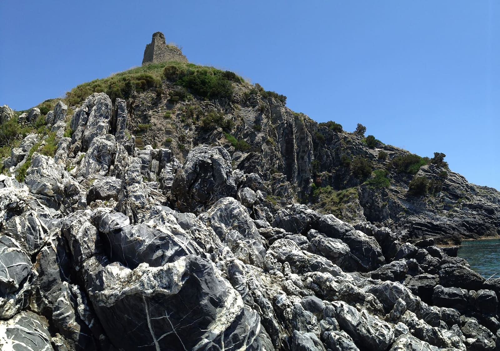 la spiaggia vista dagli scogli della Punta del Telegrafo