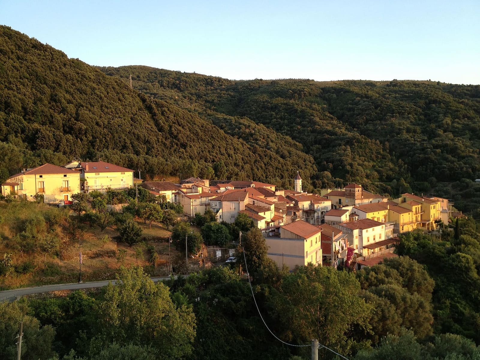 Terradura sulla collina, nella luce del tramonto