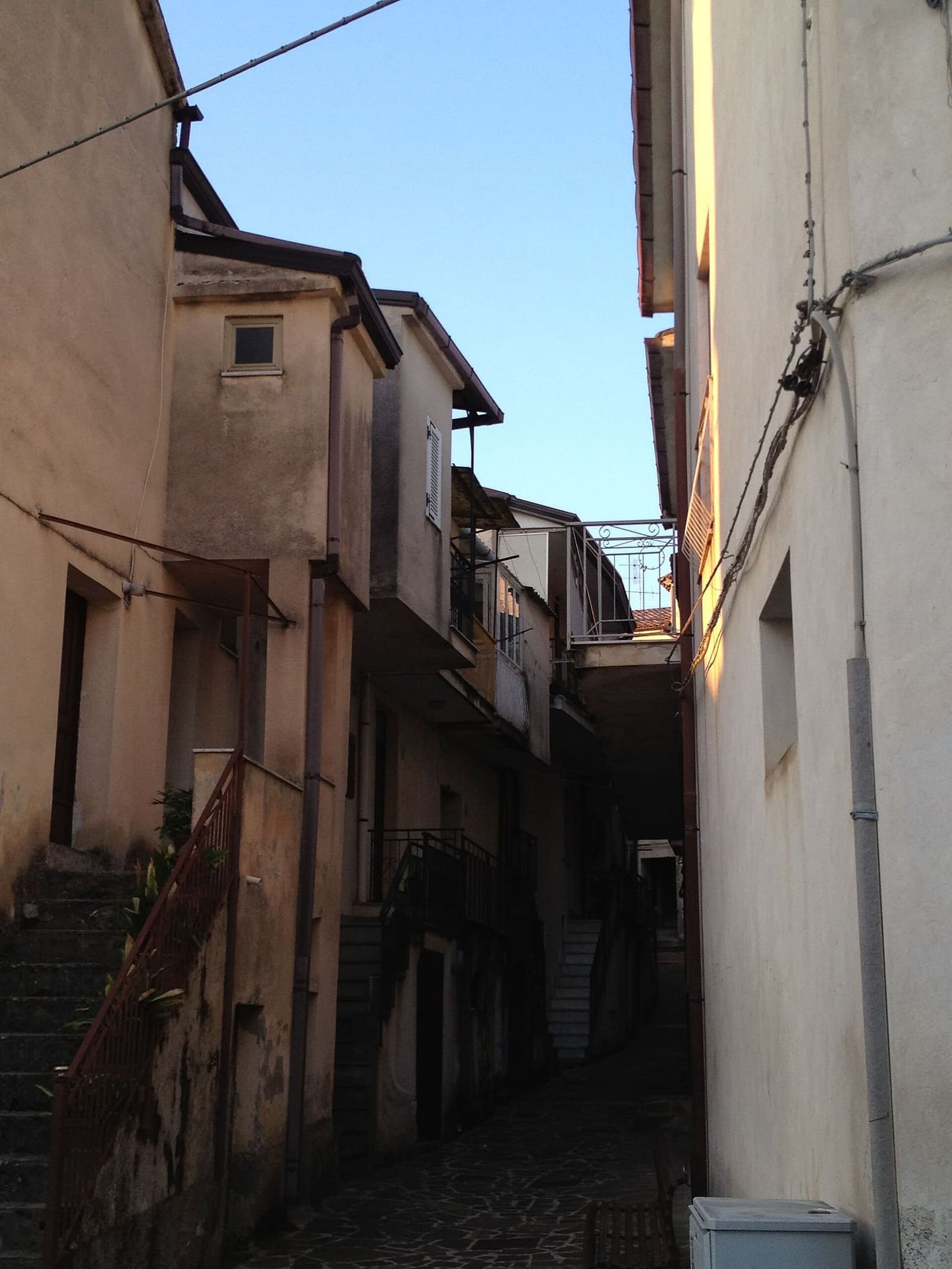 un vicolo di Terradura fra le case di pietra